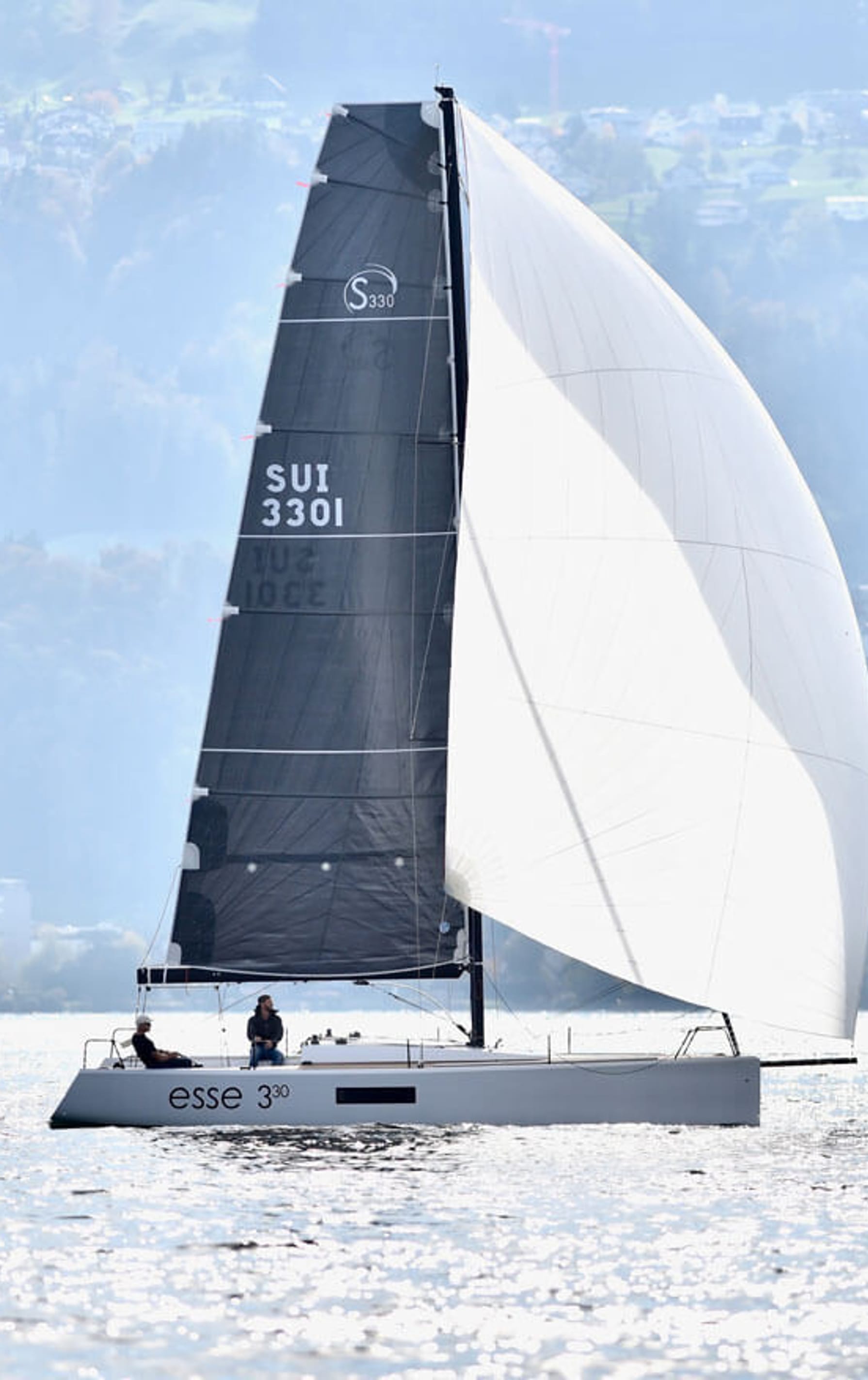 Der komfortable Weekend-Cruiser. Die esse 330 lädt zum Übernachten ein.