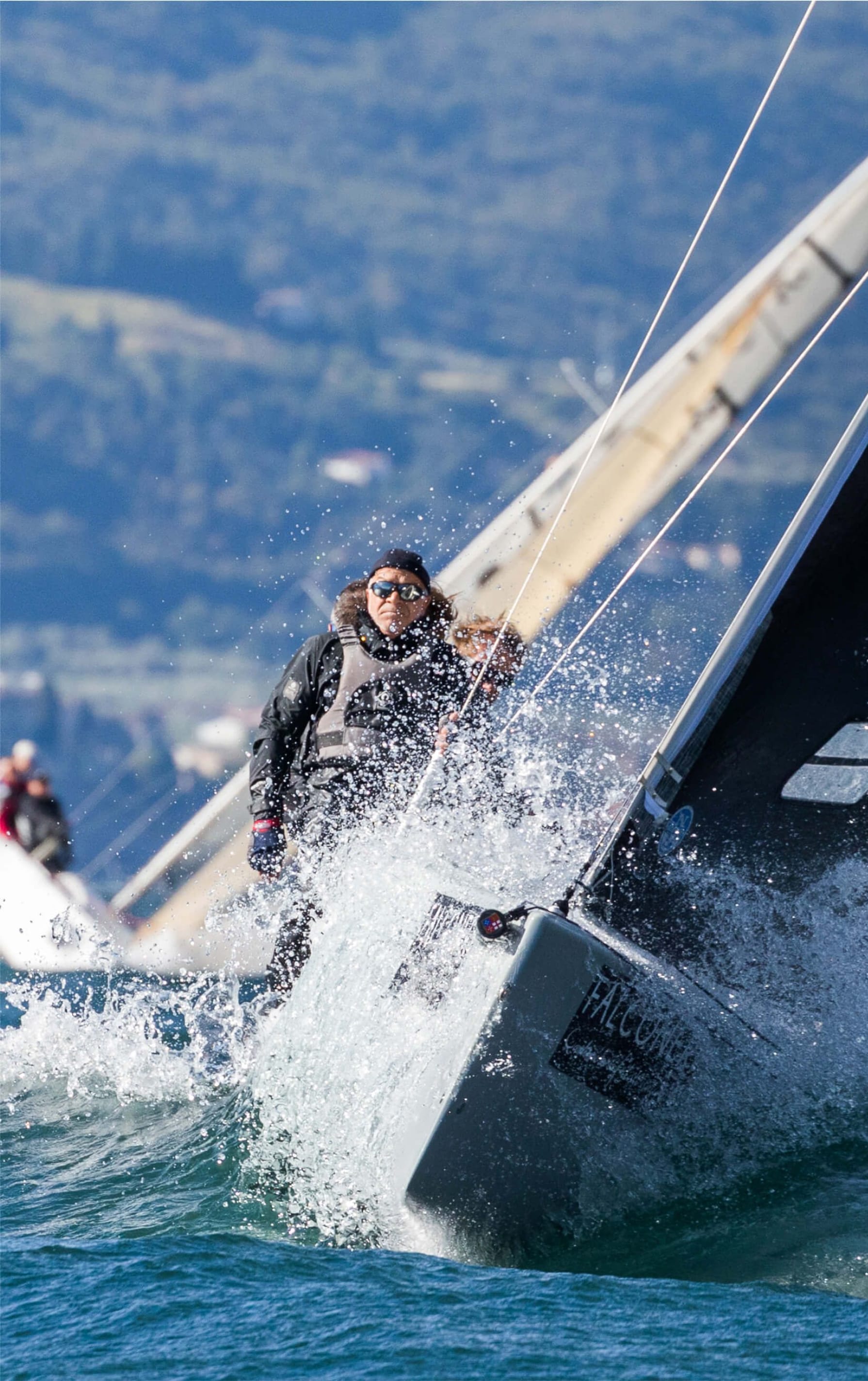 Angela Trawoeger auf einer Esse 850: Das Ideale Segelboot für eine Regatta. Mehr unter esseboats.ch erfahren.