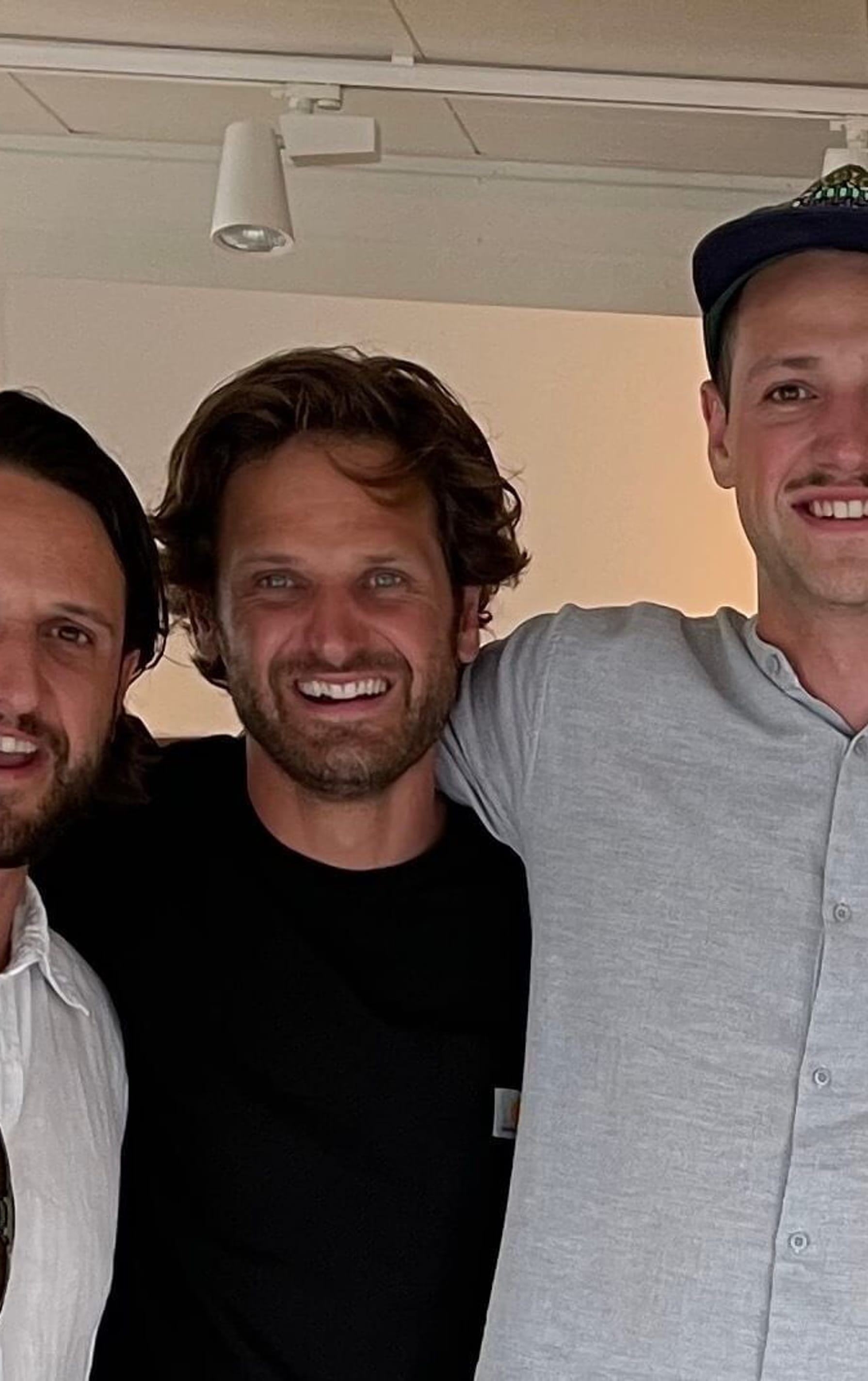 Die Familie Schuchter steht nebeneinander vor einem beleuchteten Firmenschild 'esseboats'. Die Söhne Gregor, Stefan und Florian, stehen zusammen und übernehmen künftig das Ruder.