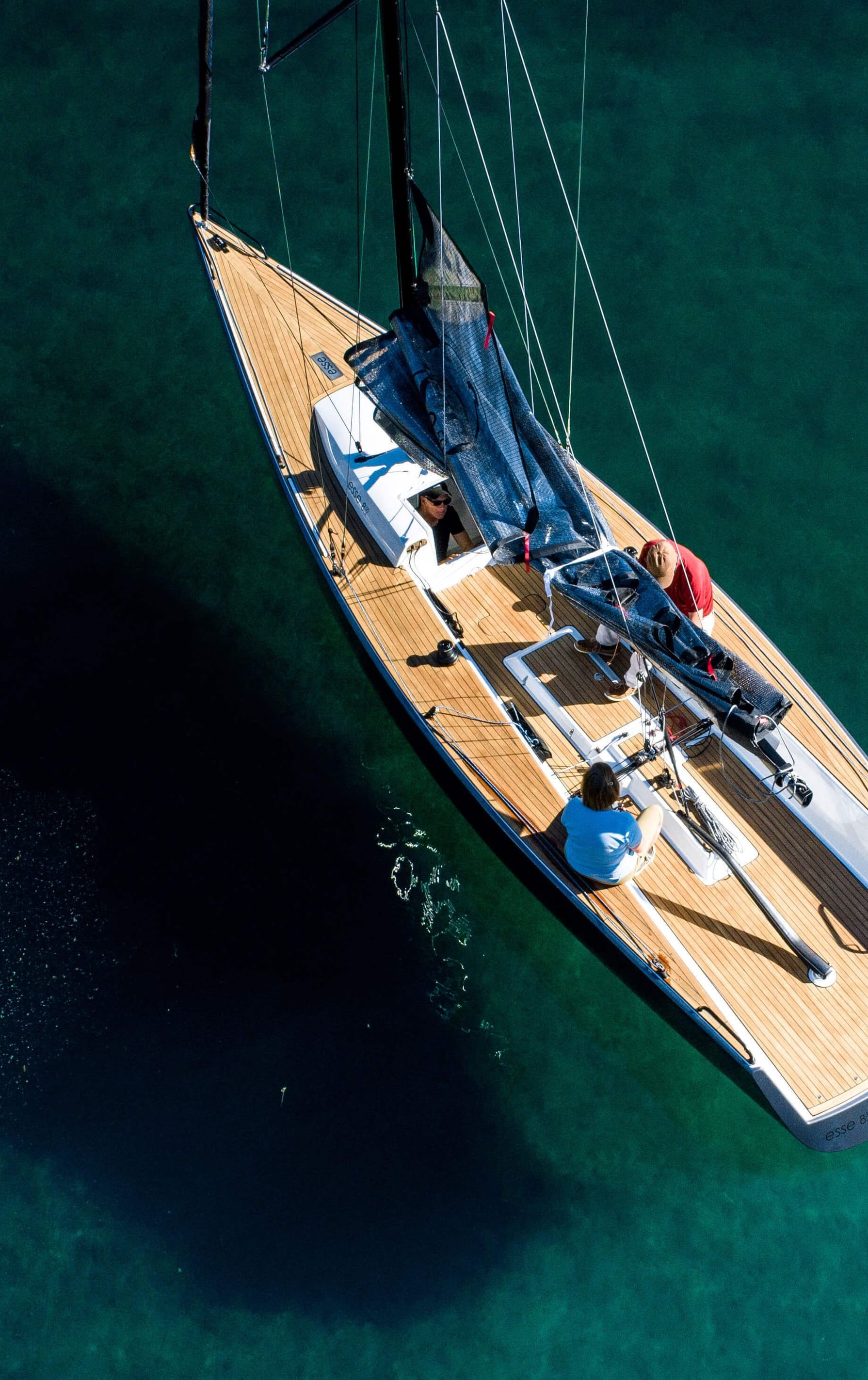 Esse 850 LE aus der Vogelperspektive auf dem Wasser. Mehr erfahren über unsere Segelboote? Esseboats.ch