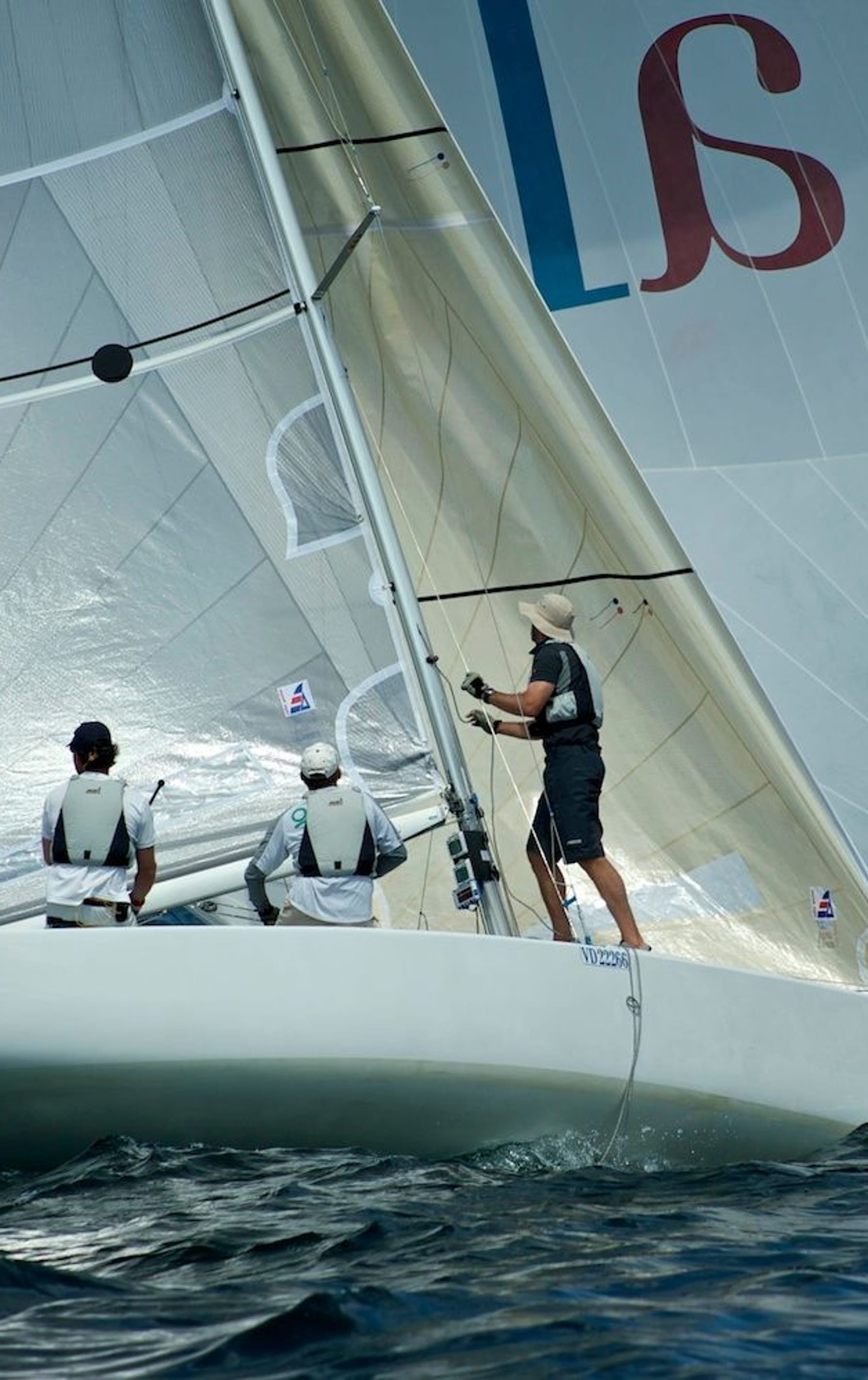 Esse 850: Das Ideale Regatta-Segelboot. Mehr erfahren auf Esseboats.ch