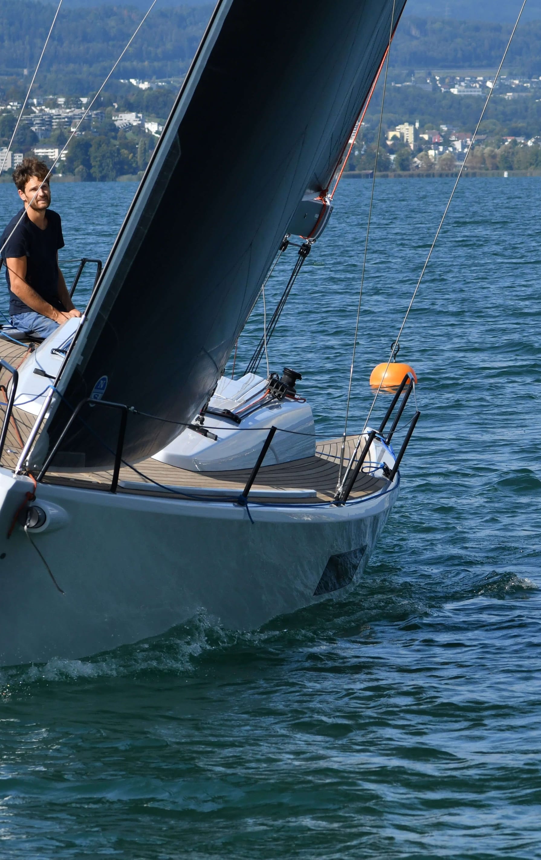 Die esse 330 lädt zum Übernachten ein: Sie verbindet sportliche Segeleigenschaften mit dem Komfort, das Wochenende entspannt auf dem Boot verbringen zu können.