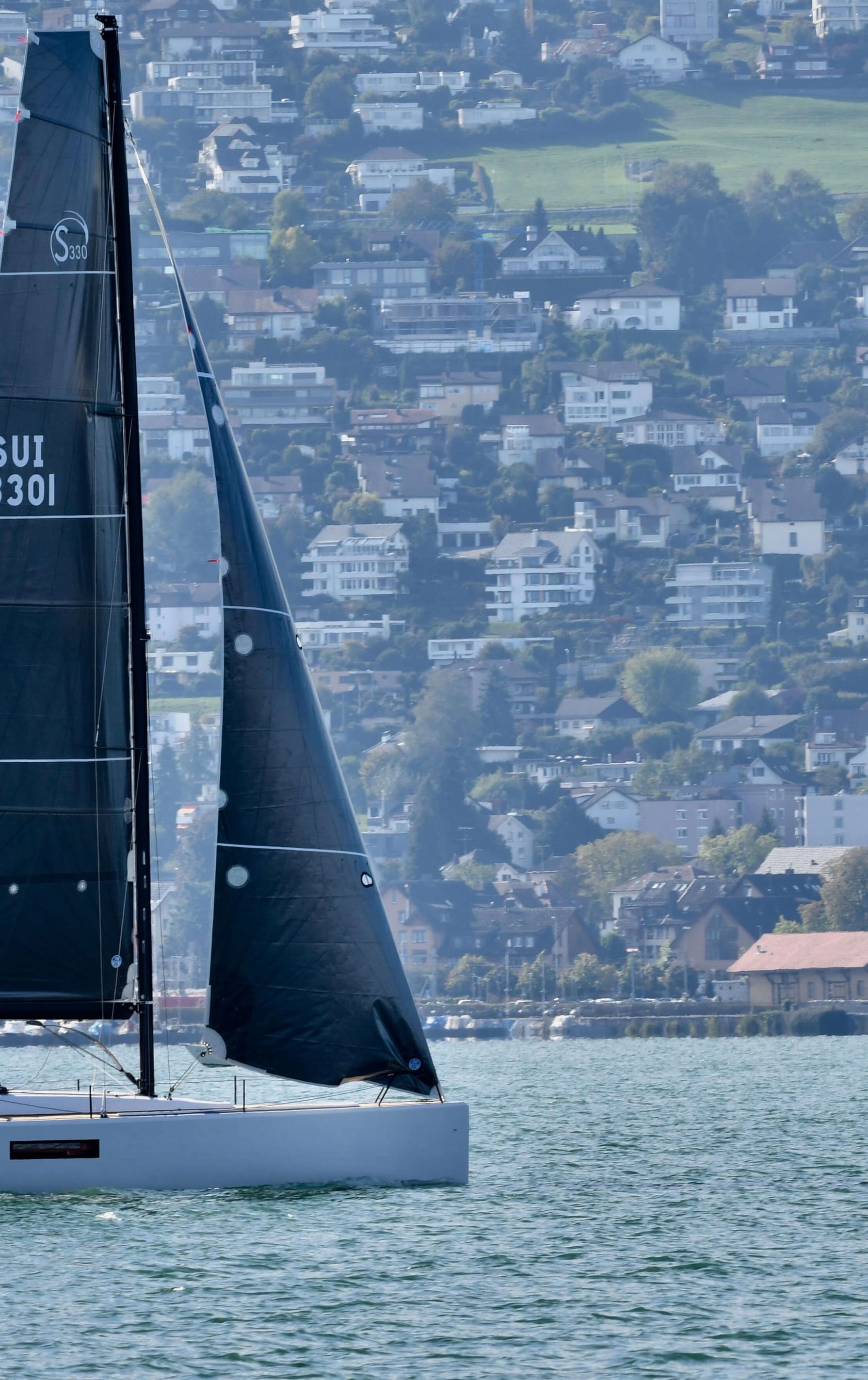 Die esse 330 lädt zum Übernachten ein: Sie verbindet sportliche Segeleigenschaften mit Komfort.