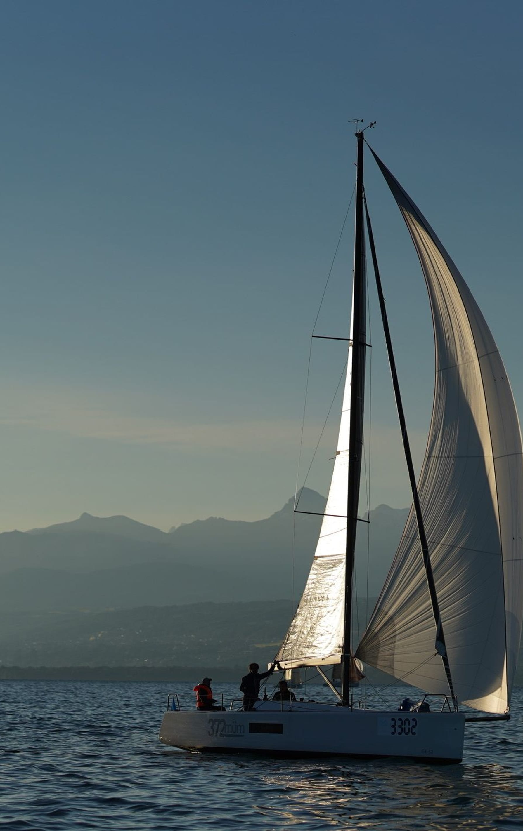 Die esse 330: Für alle, die einfach nicht mehr an Land wollen. Der komfortable Weekend-Cruiser.