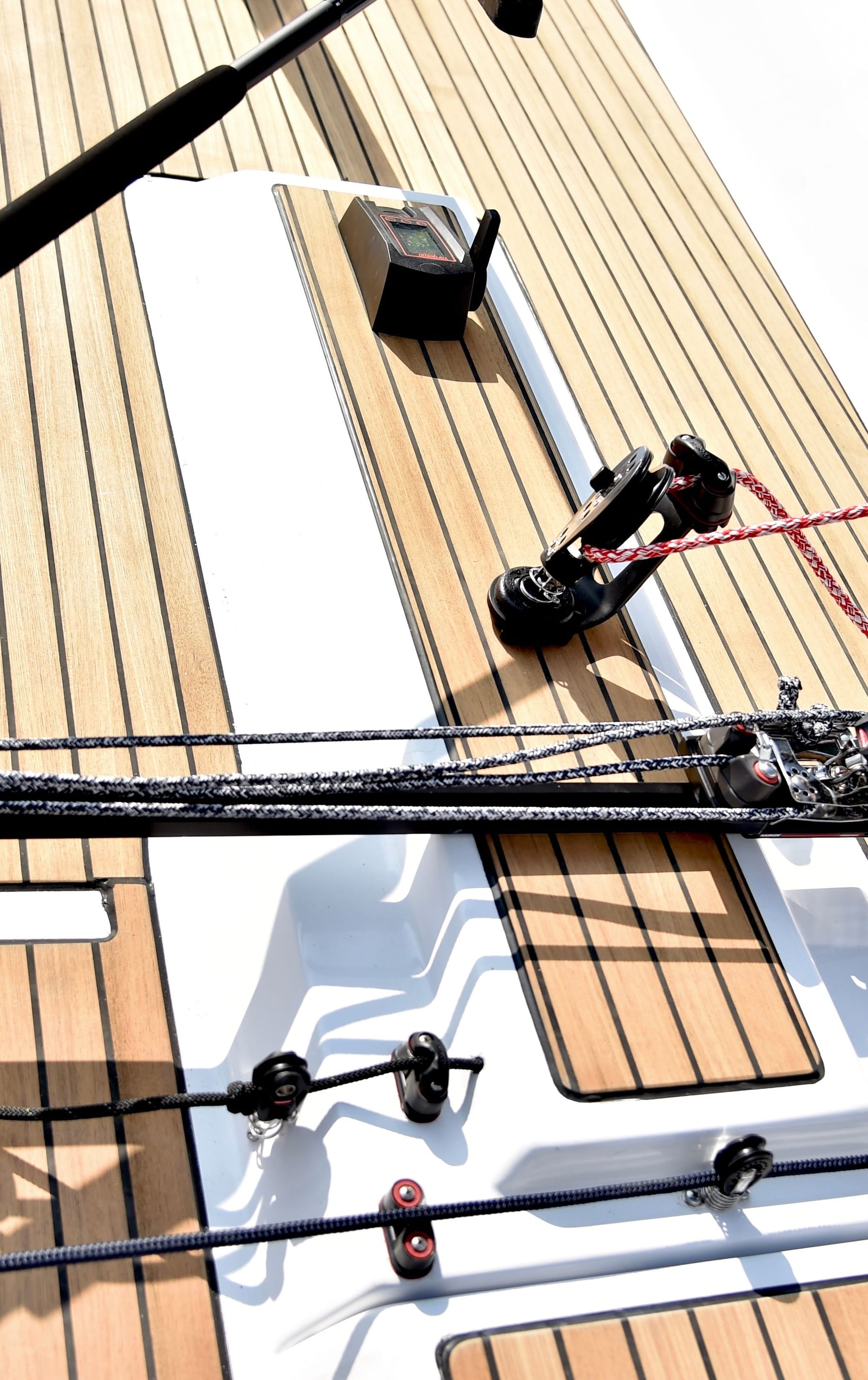 Das Deck der Esse 850 LE: Mehr über die einzigartige Qualität unsere Boote erfahren Sie auf esseboats.ch