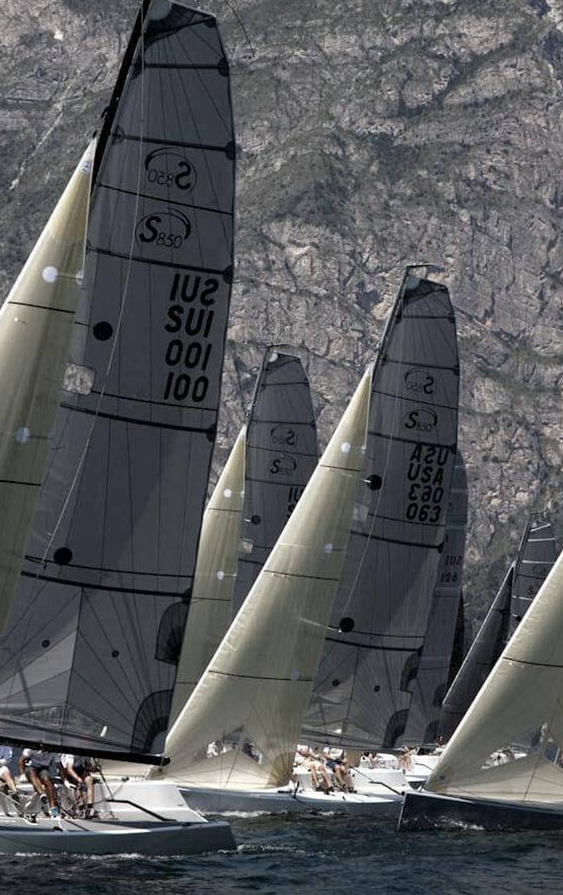 Unsere ESSE 850 mit Wind in den Segeln. Jetzt entdecken auf Esseboats.ch