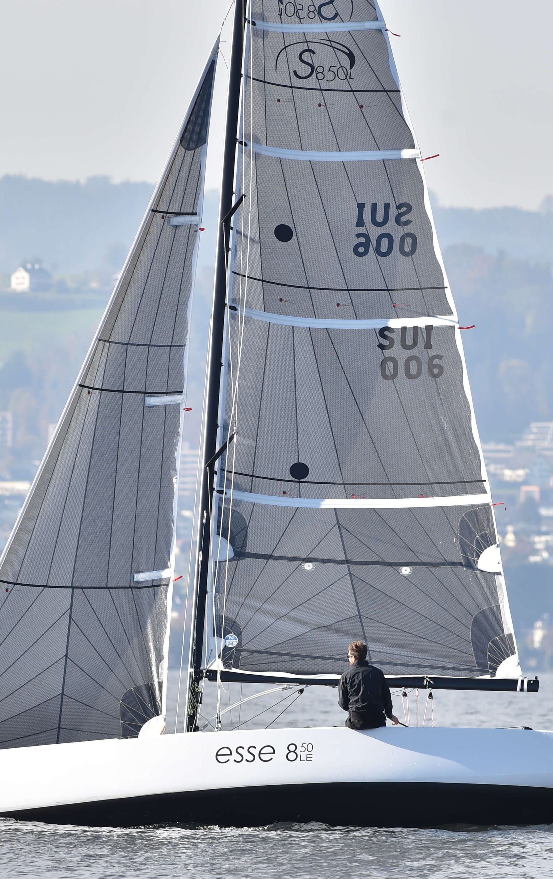 Esse 850 LE: Segeln auf dem Zürisee. Mehr über die Esse 850 LE erfahren.