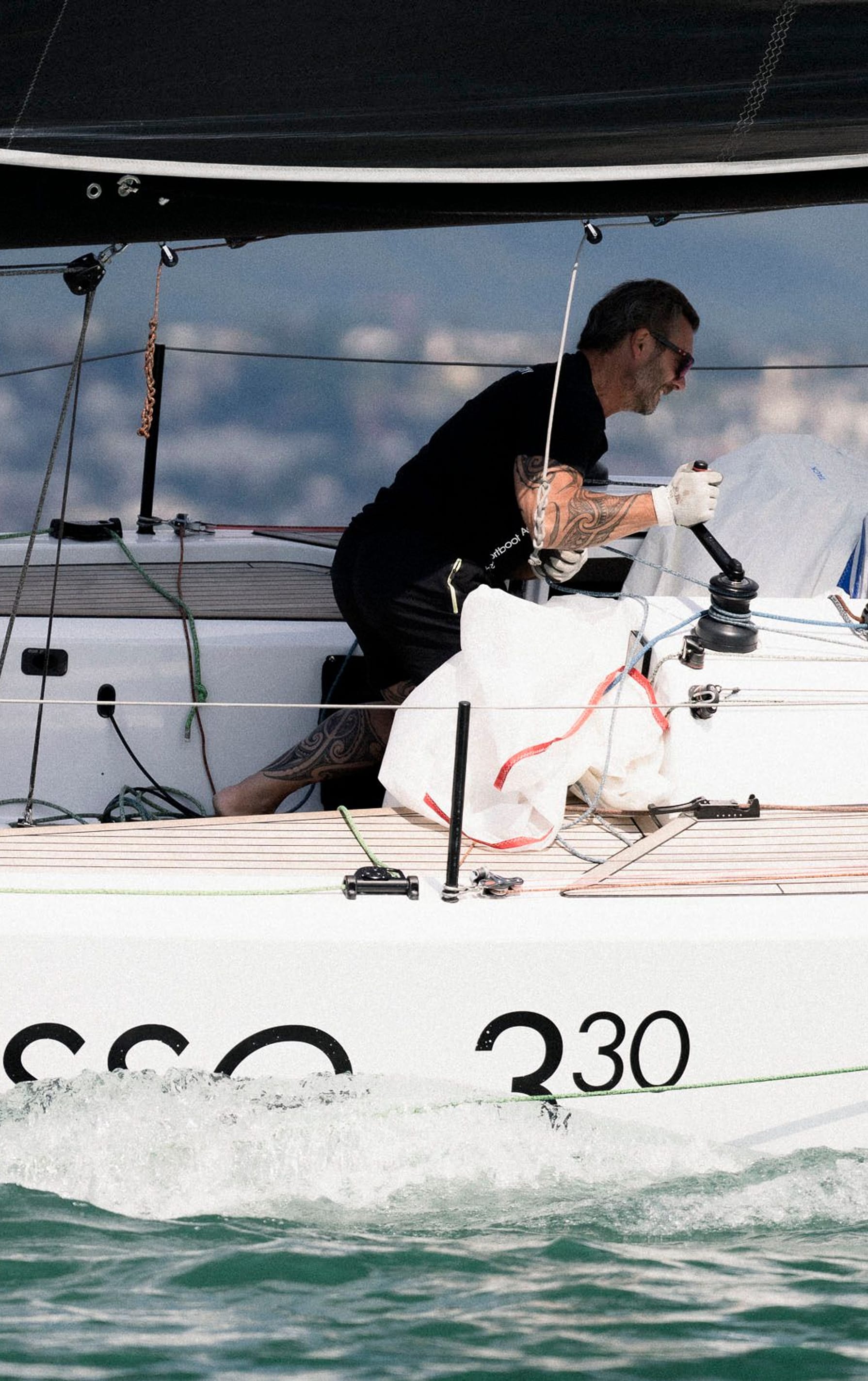 Die esse 330 lädt zum Übernachten ein. Der Innenraum der esse 330 ist stilvoll und hell, bietet genug Platz für bequeme Übernachtungen oder zum Entspannen.