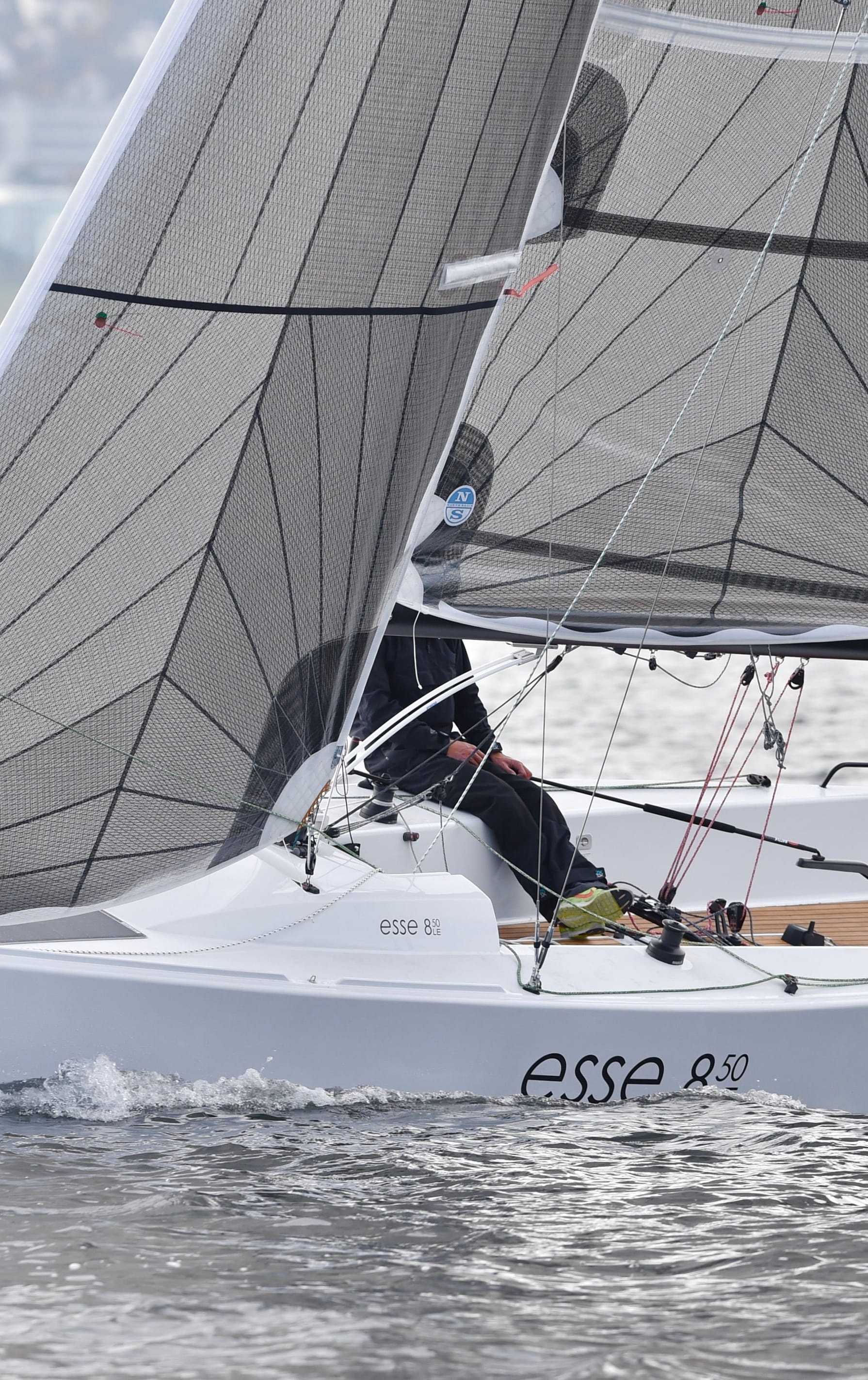 Eine weisse Esse 850 LE auf dem Wasser