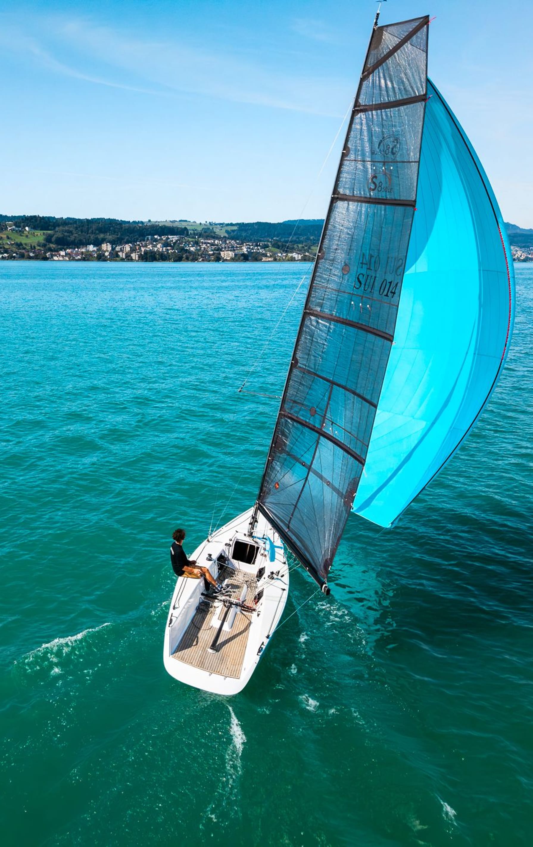 Esse 850 LE aus der Vogelperspektive unter Gennaker, Einhand. Mehr erfahren über unsere Segelboote? Esseboats.ch