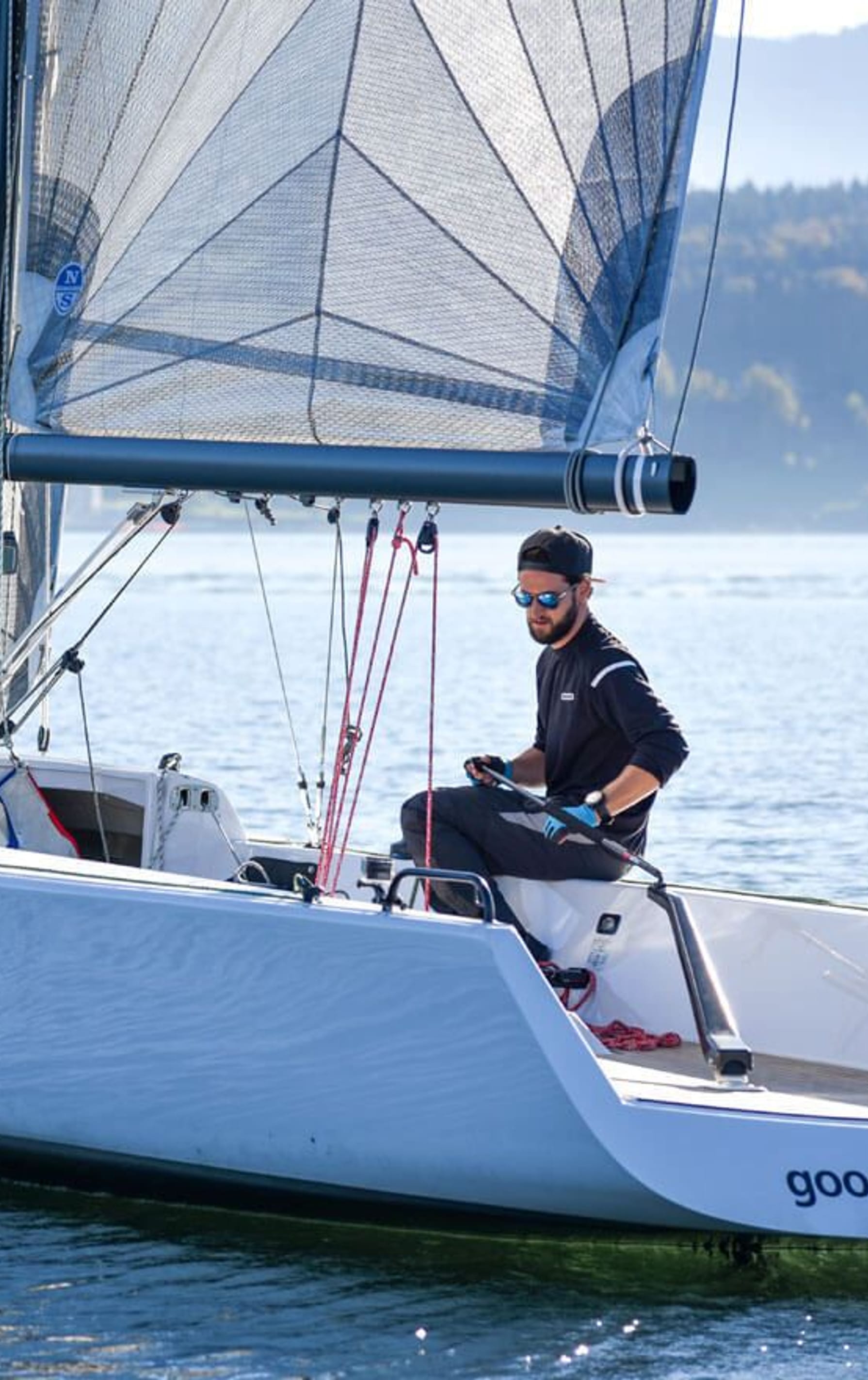 Esse 850 LE: Das perfekte Segelboot auch für nur eine Person. Mehr erfahren auf Esseboats.ch