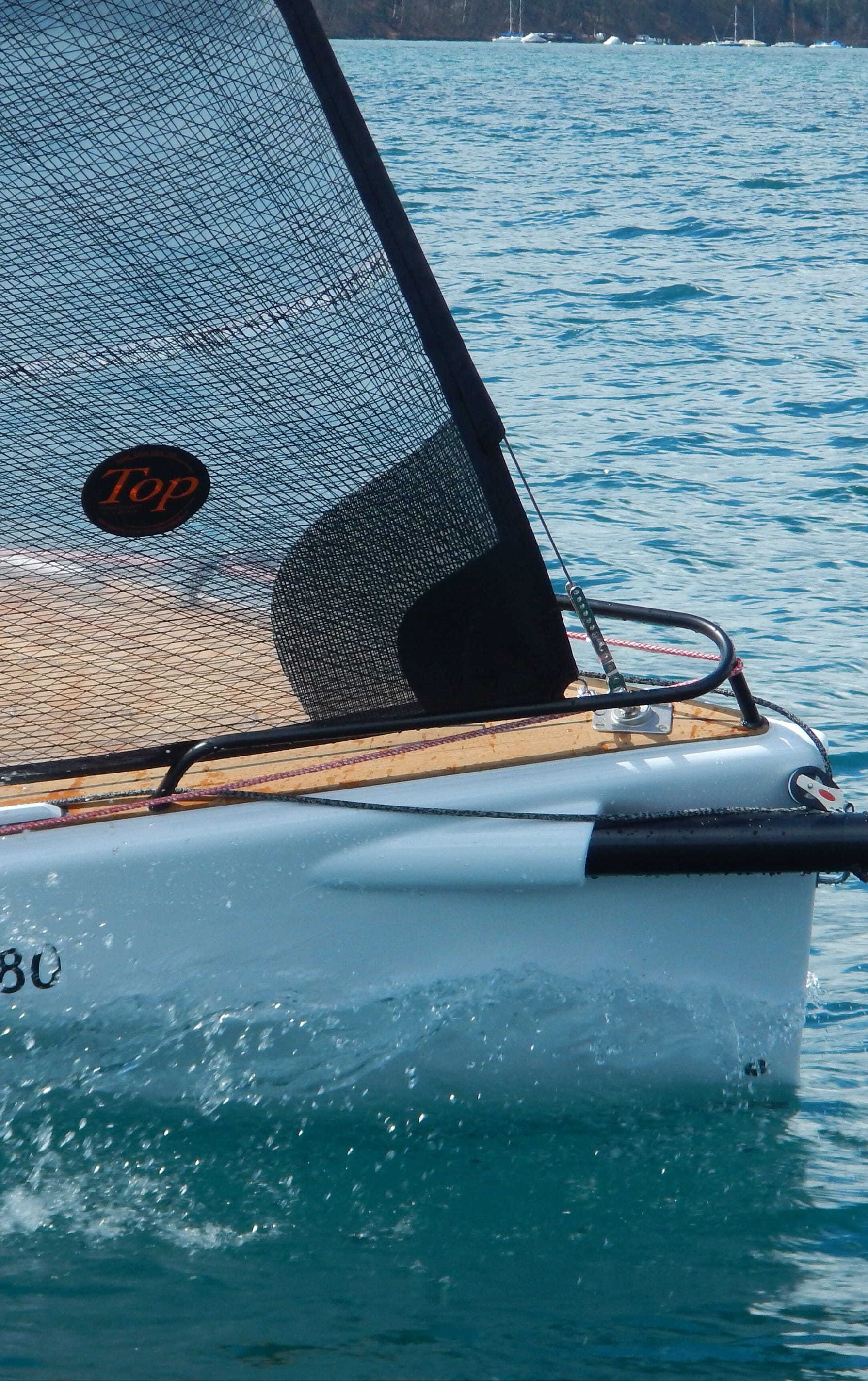 Esseboats.ch: Esse 850 le auf dem Wasser in Nahaufnahme.