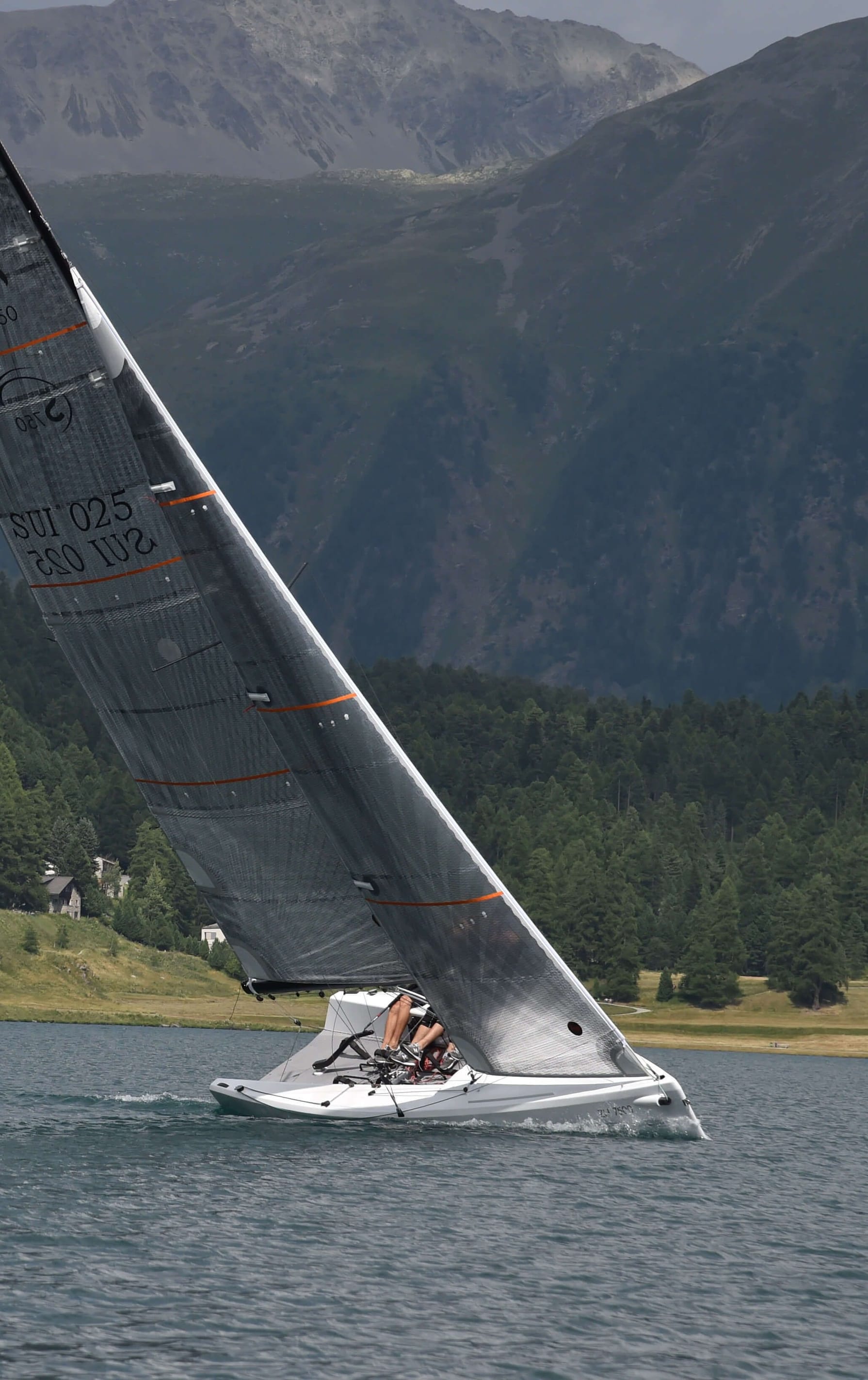 Der Racer für Einhandsegler. Die esse 750 in einem Wende-Manöver.