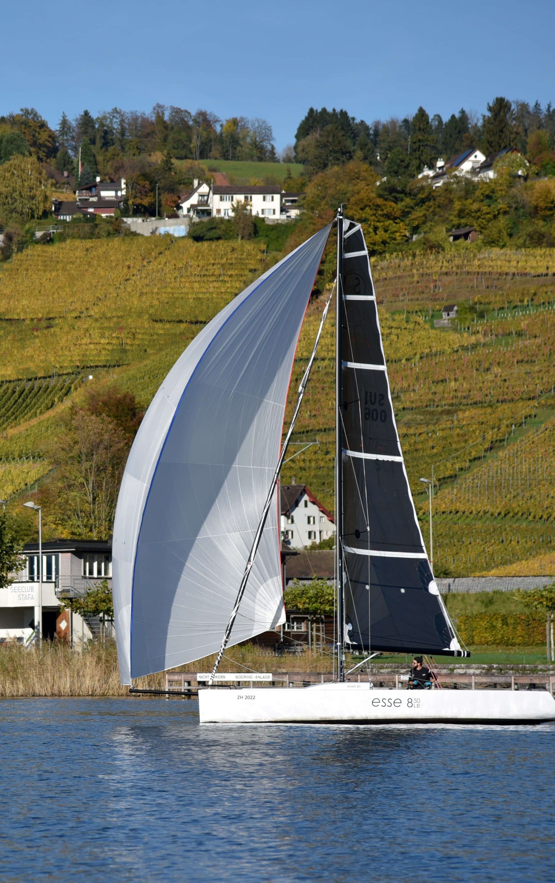 Esse 850 LE auf dem Zürisee vor Stäfa. Entdecken Sie unsere exklusiven Segelboote auf esseboats.ch