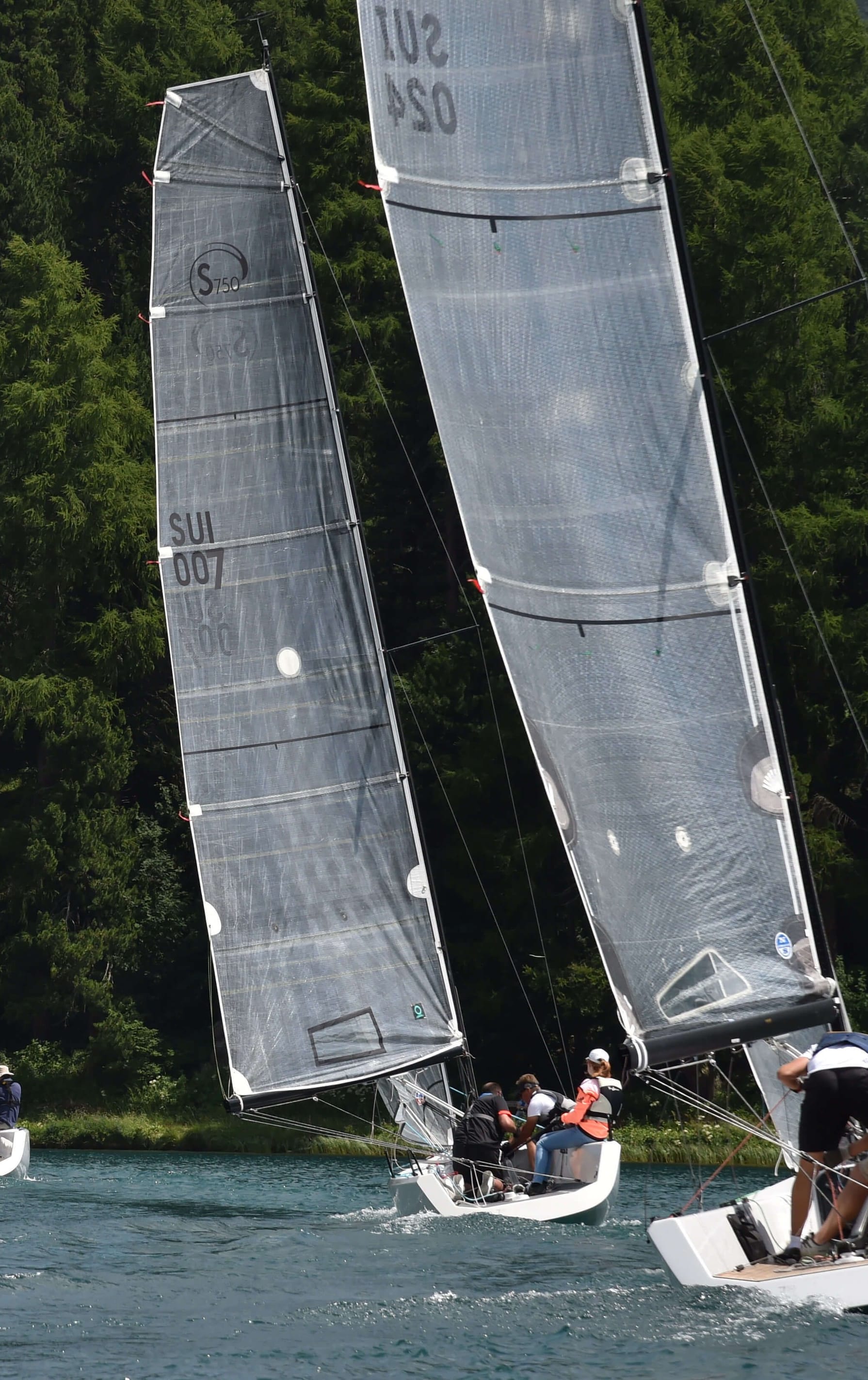 Der Racer für Einhandsegler. Die esse 750 einfaches Handling und macht alleine genauso Spass.