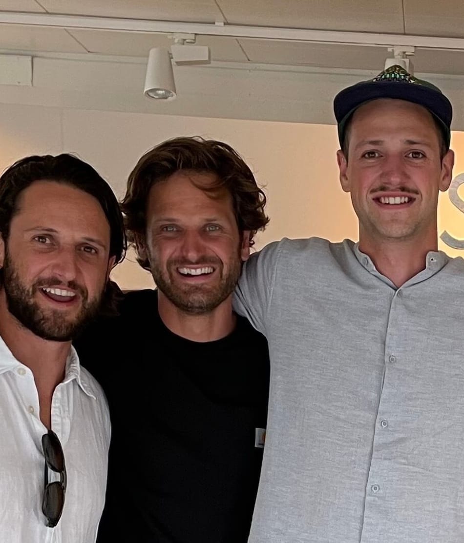 Die Familie Schuchter steht nebeneinander vor einem beleuchteten Firmenschild 'esseboats'. Die Söhne Gregor, Stefan und Florian, stehen zusammen und übernehmen künftig das Ruder.