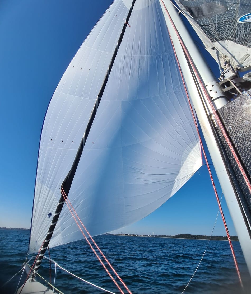 Esse 850 Silverruder das Segel.