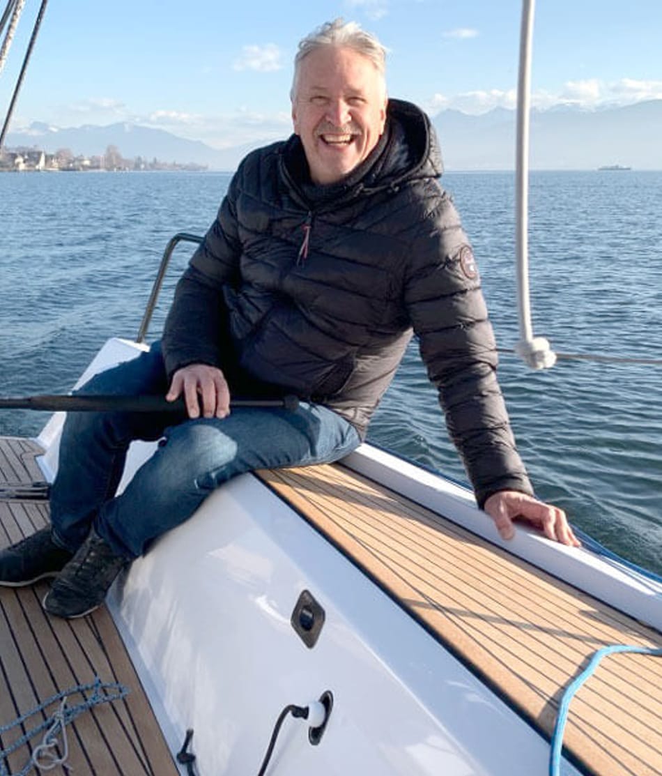 Einwassern neuer esseboats eigner freut sich ueber erste segelsaison