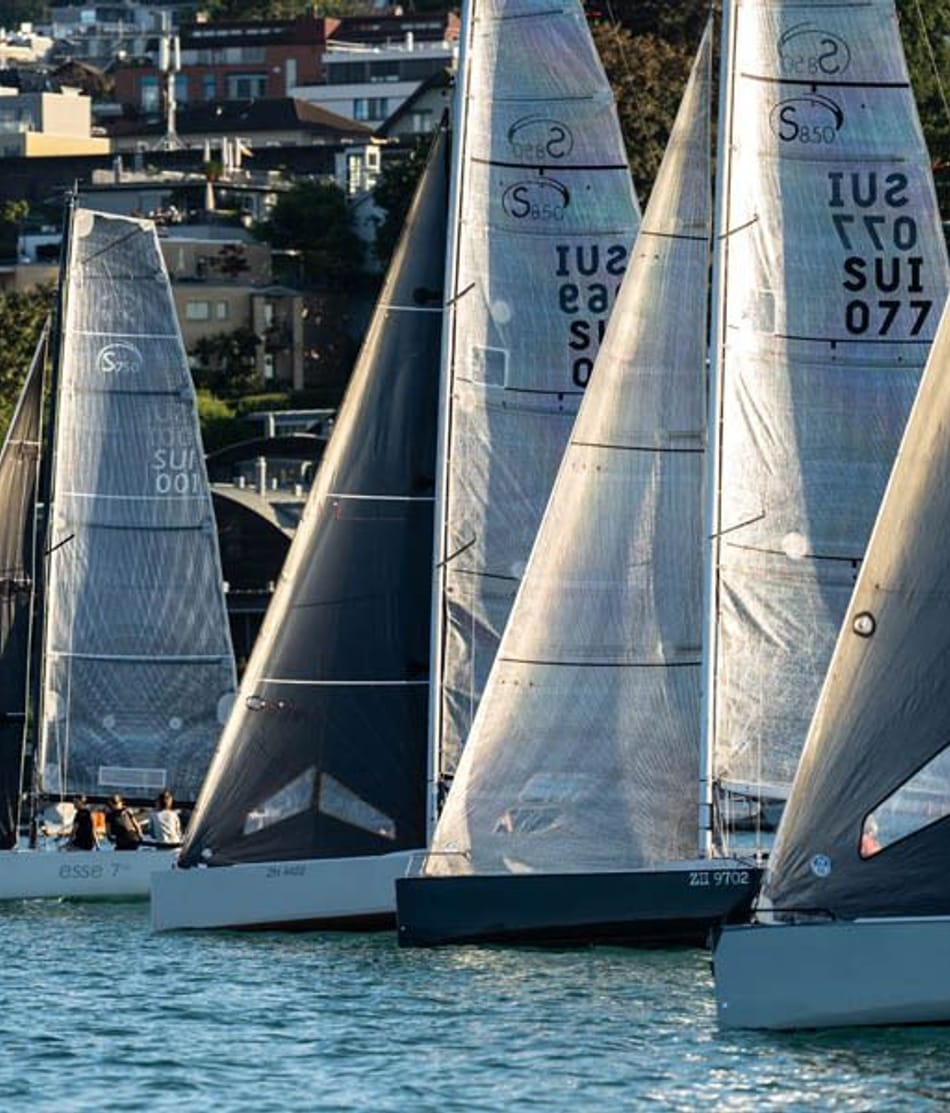 Neues Esseboats Regattaformat erfolgreich gestartet: Esseboats auf dem See. Eine Reihe an Booten nebeneinander.