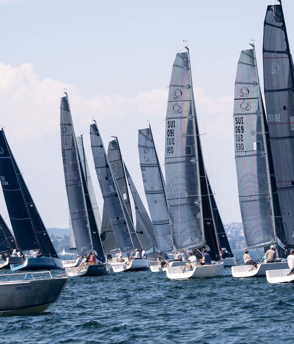 Esseboats Cup 2023: Segelboote auf dem See nebeneinander aufgereiht.