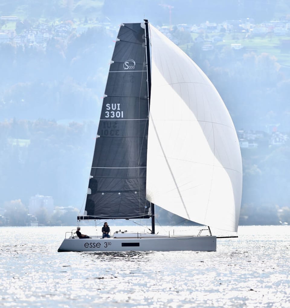 Esse330 Durch den Hubkiel kann der Tiefgang von 1,90 m auf 1,55 m verringert werden.