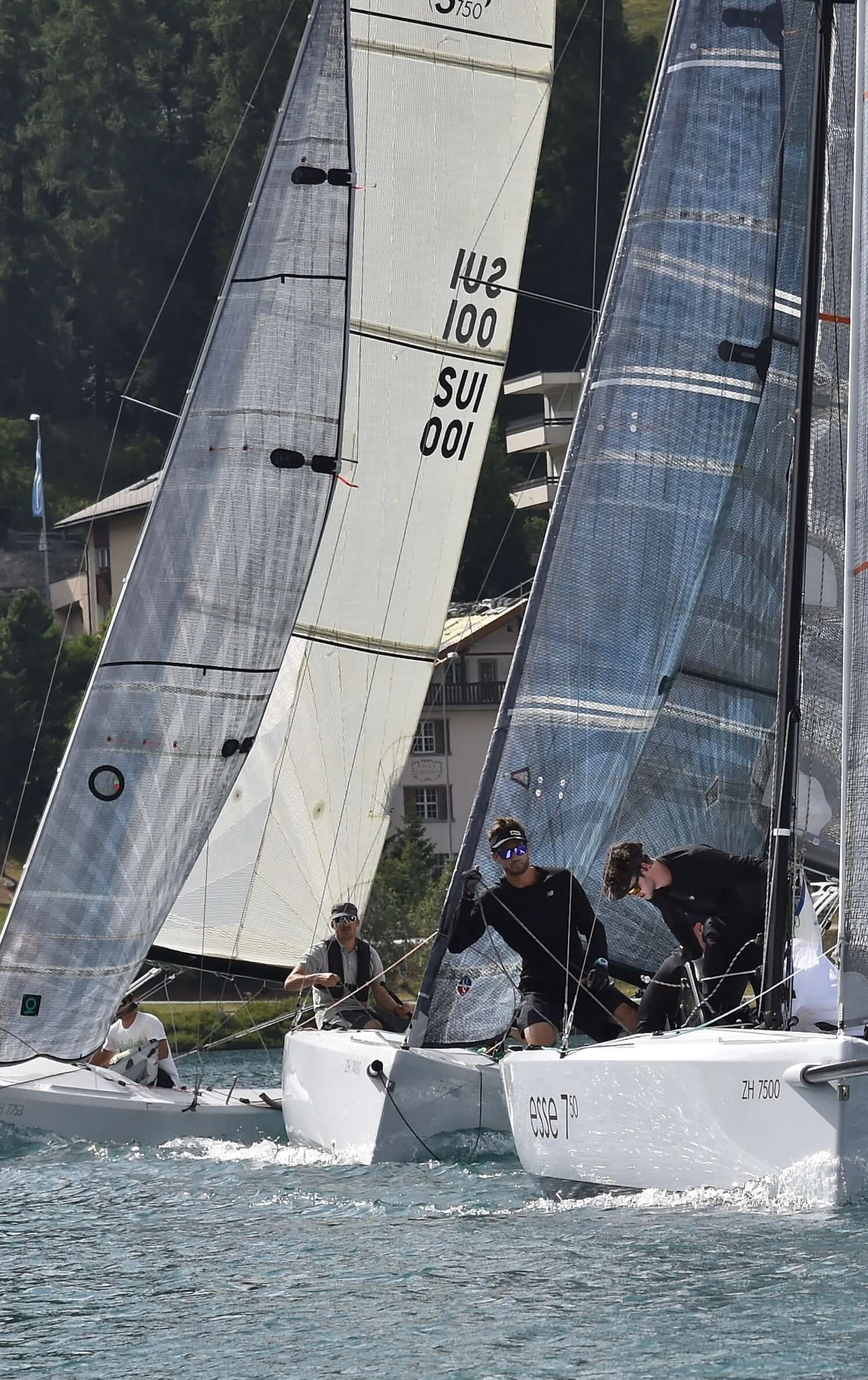 Die esse 750 ein Segelboot, dass alleine und zu zweit begeistert und Spass macht. Eine echtes Renn-Segelboot.