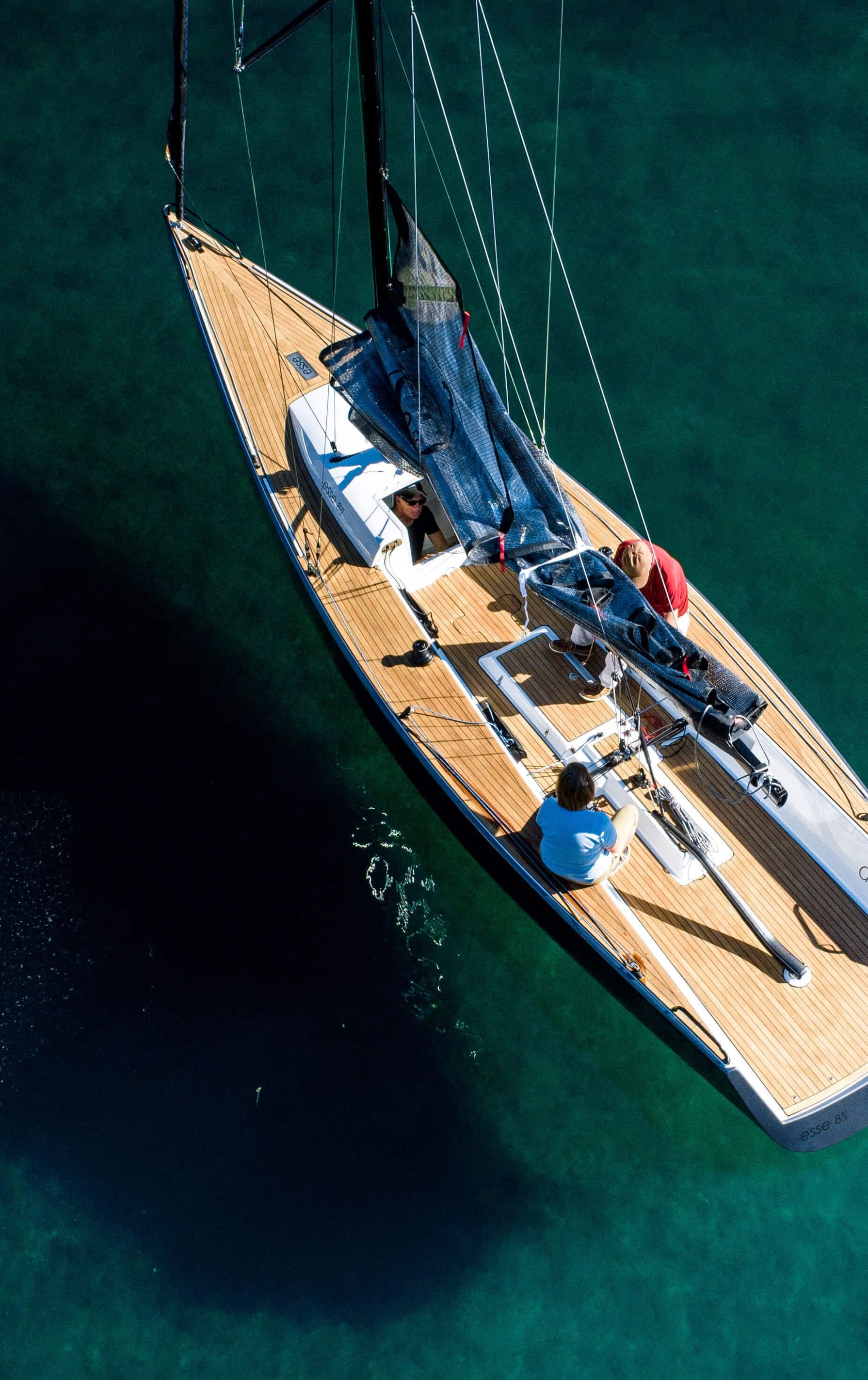 Esse 850 LE aus der Vogelperspektive auf dem Wasser. Mehr erfahren über unsere Segelboote? Esseboats.ch