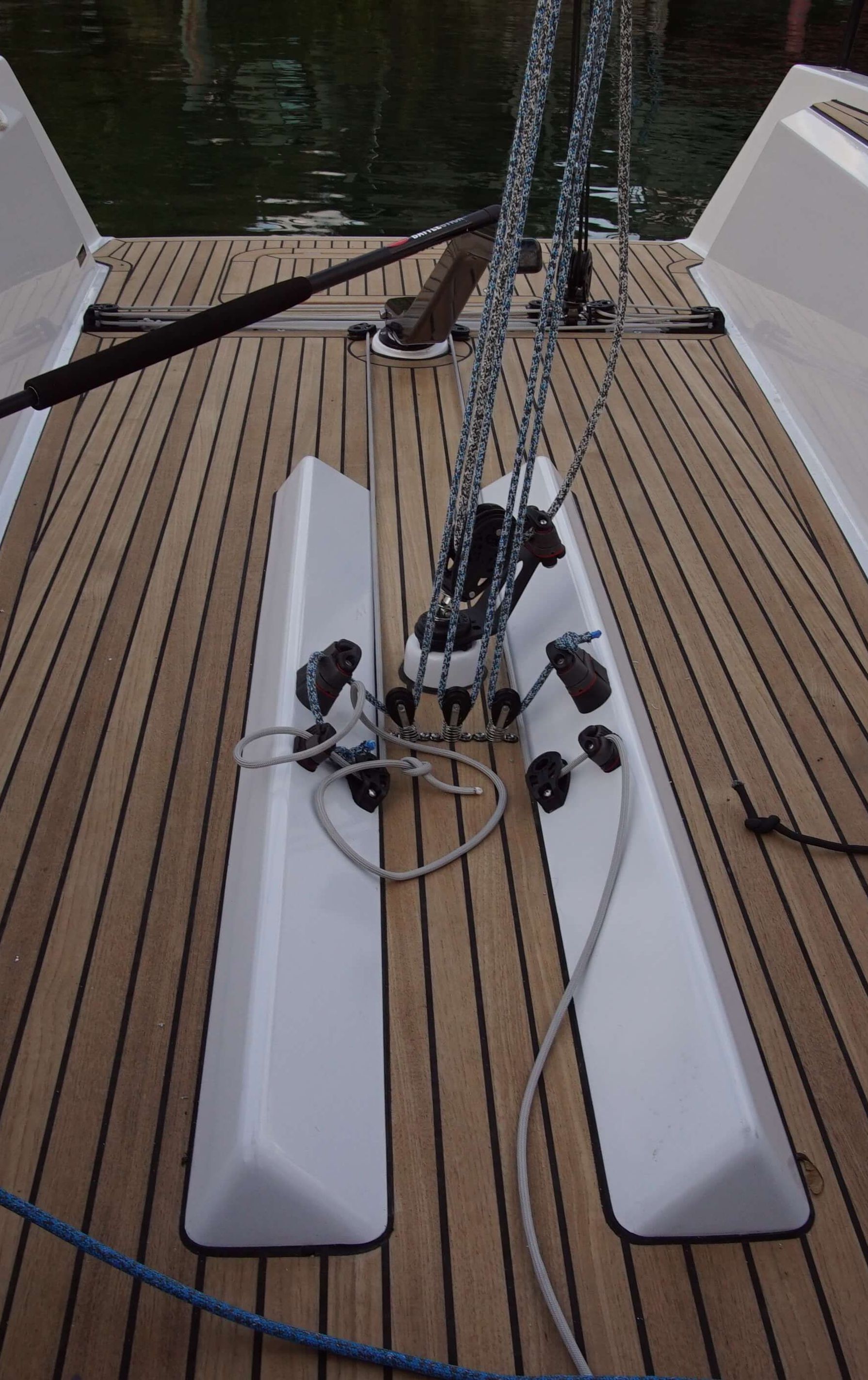Esse 330: Der Bootskörper und das Deck werden als Epoxid-Sandwich im Infusionsverfahren hergestellt. Durch den Hubkiel kann der Tiefgang von 1,90 m auf 1,55 m verringert werden.