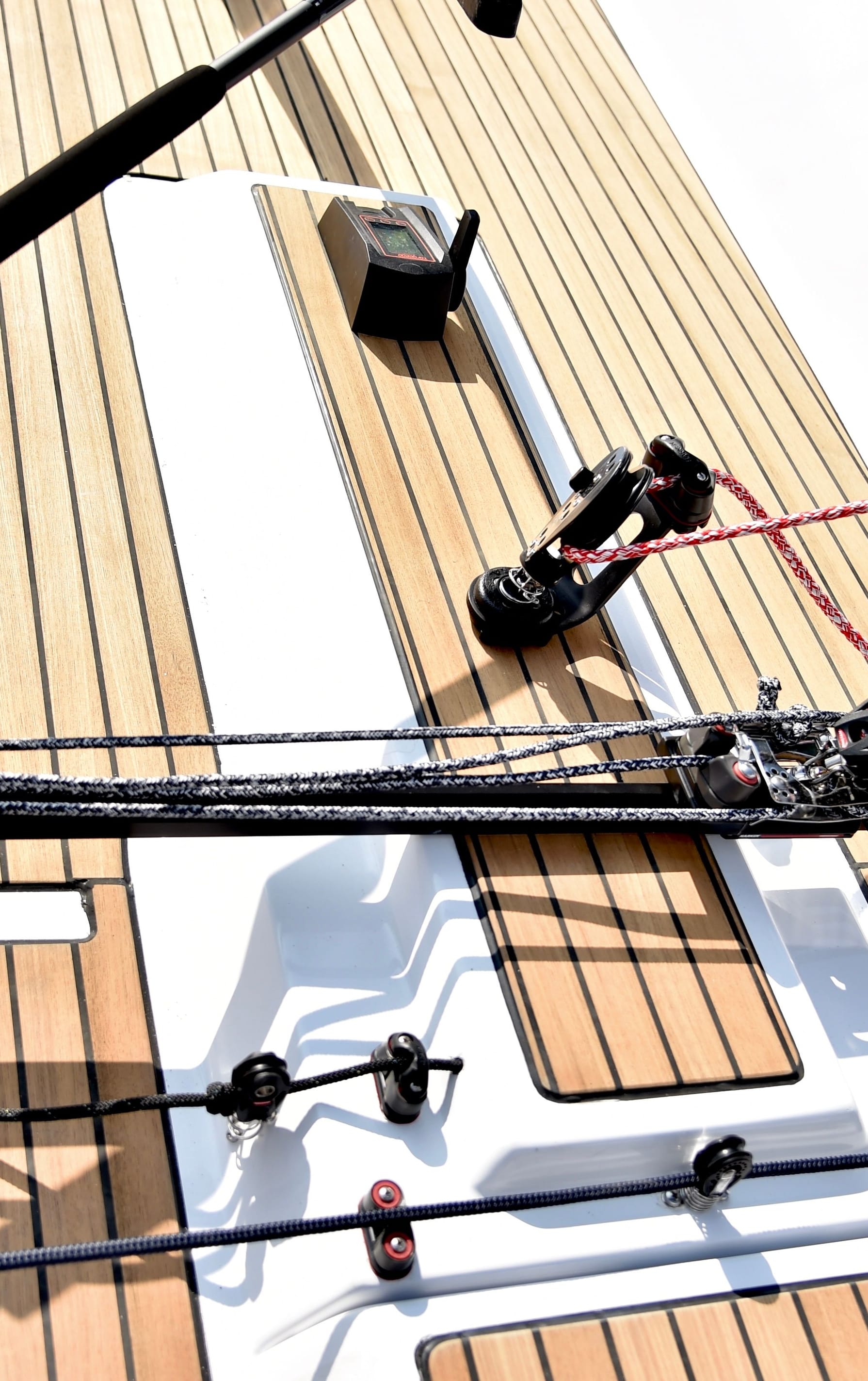 Das Deck der Esse 850 LE: Mehr über die einzigartige Qualität unsere Boote erfahren Sie auf esseboats.ch