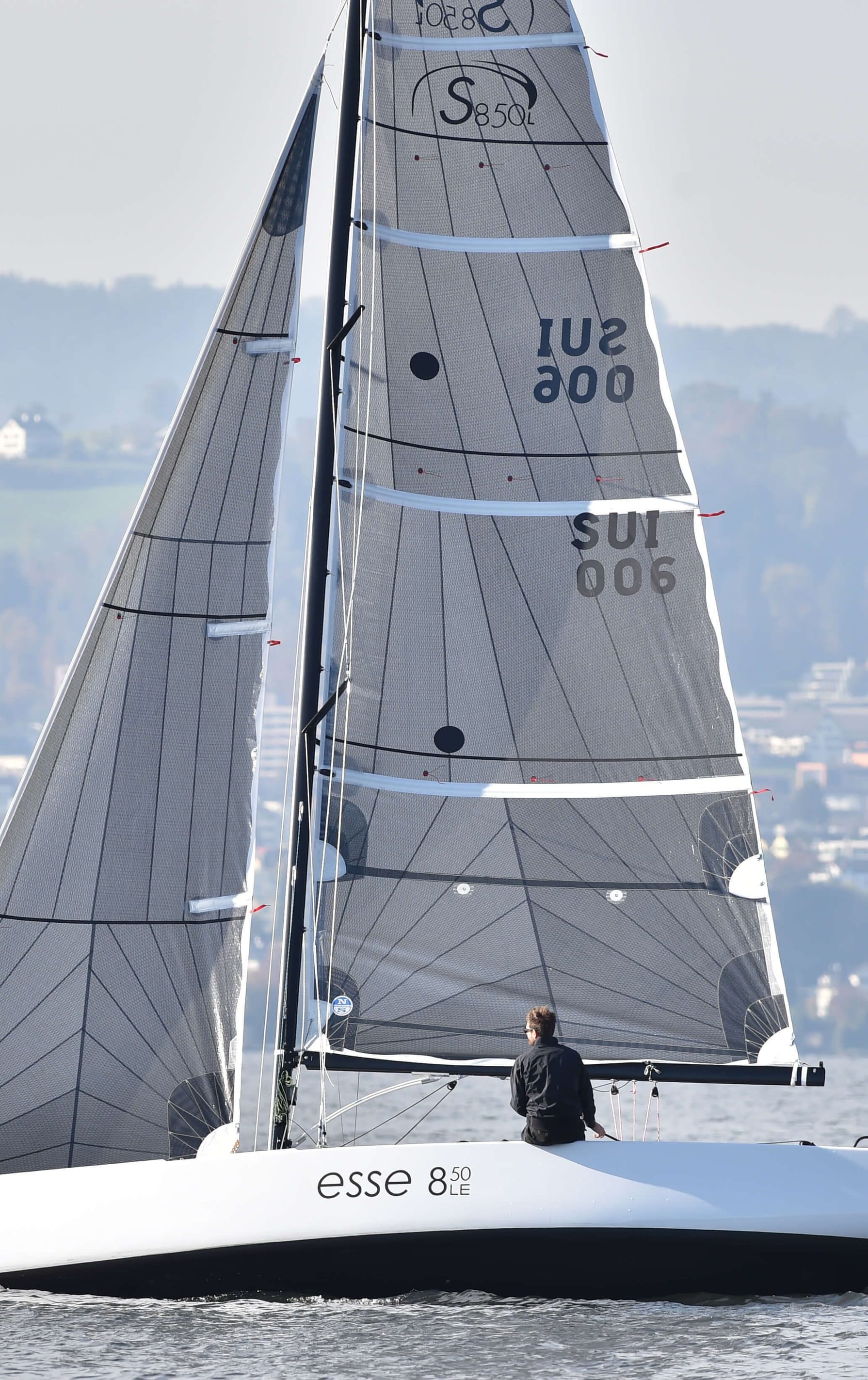 Esse 850 LE: Segeln auf dem Zürisee. Mehr über die Esse 850 LE erfahren.