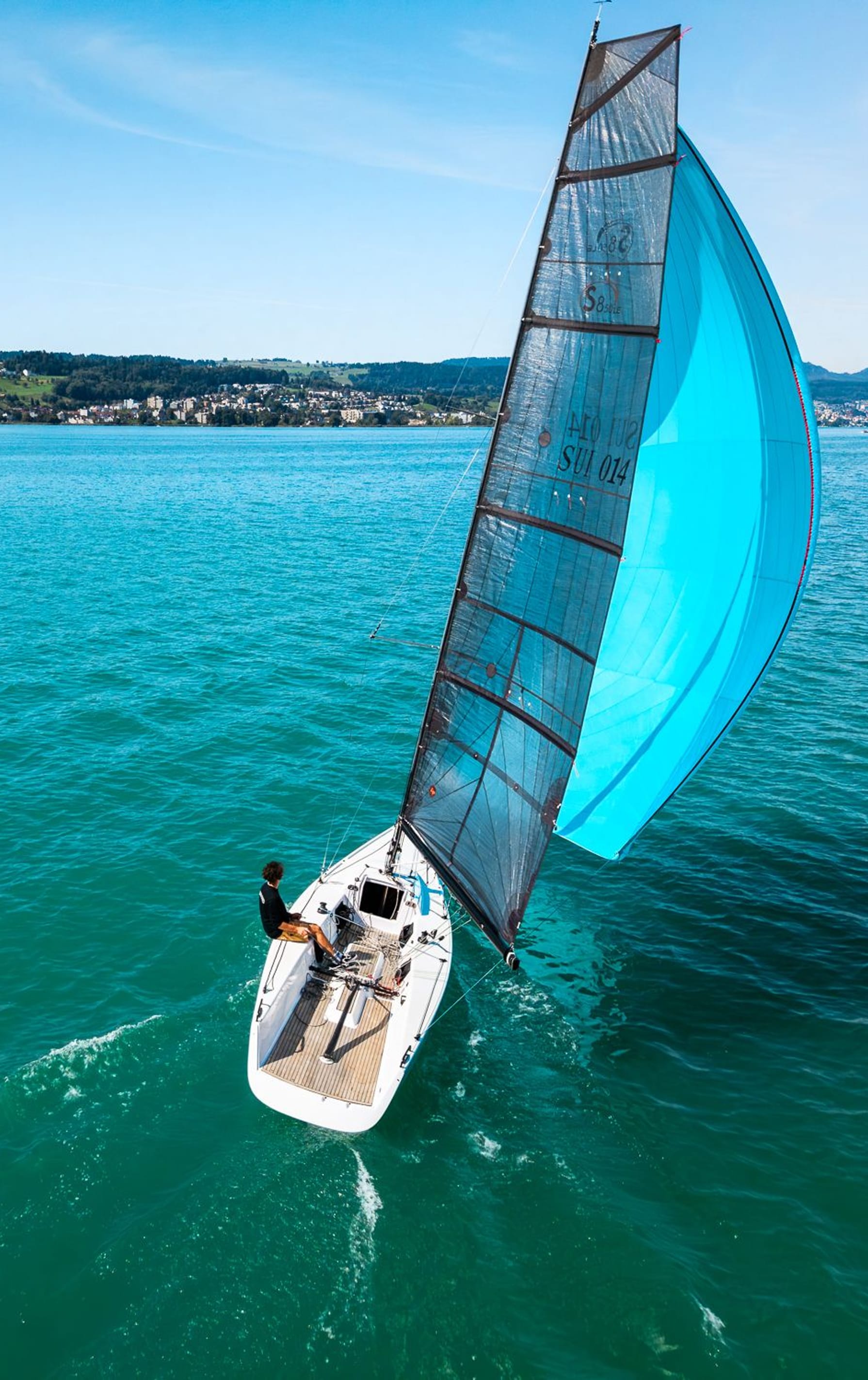 Esse 850 LE aus der Vogelperspektive unter Gennaker, Einhand. Mehr erfahren über unsere Segelboote? Esseboats.ch