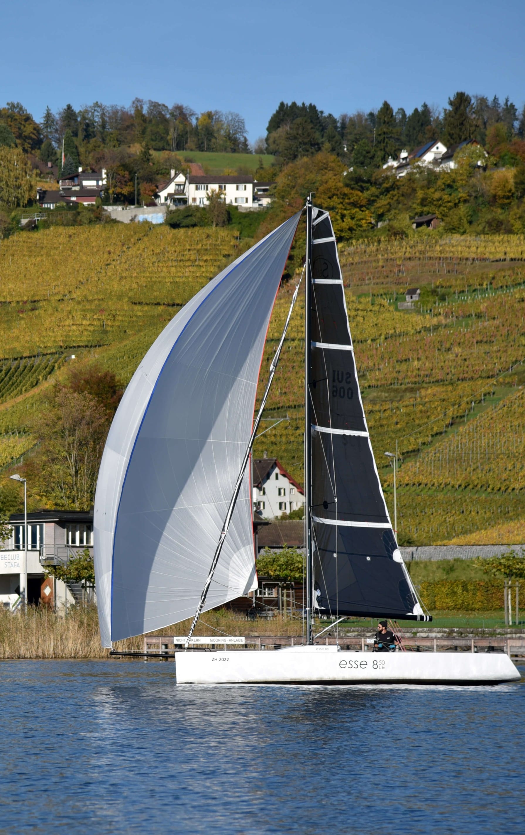 Esse 850 LE auf dem Zürisee vor Stäfa. Entdecken Sie unsere exklusiven Segelboote auf esseboats.ch