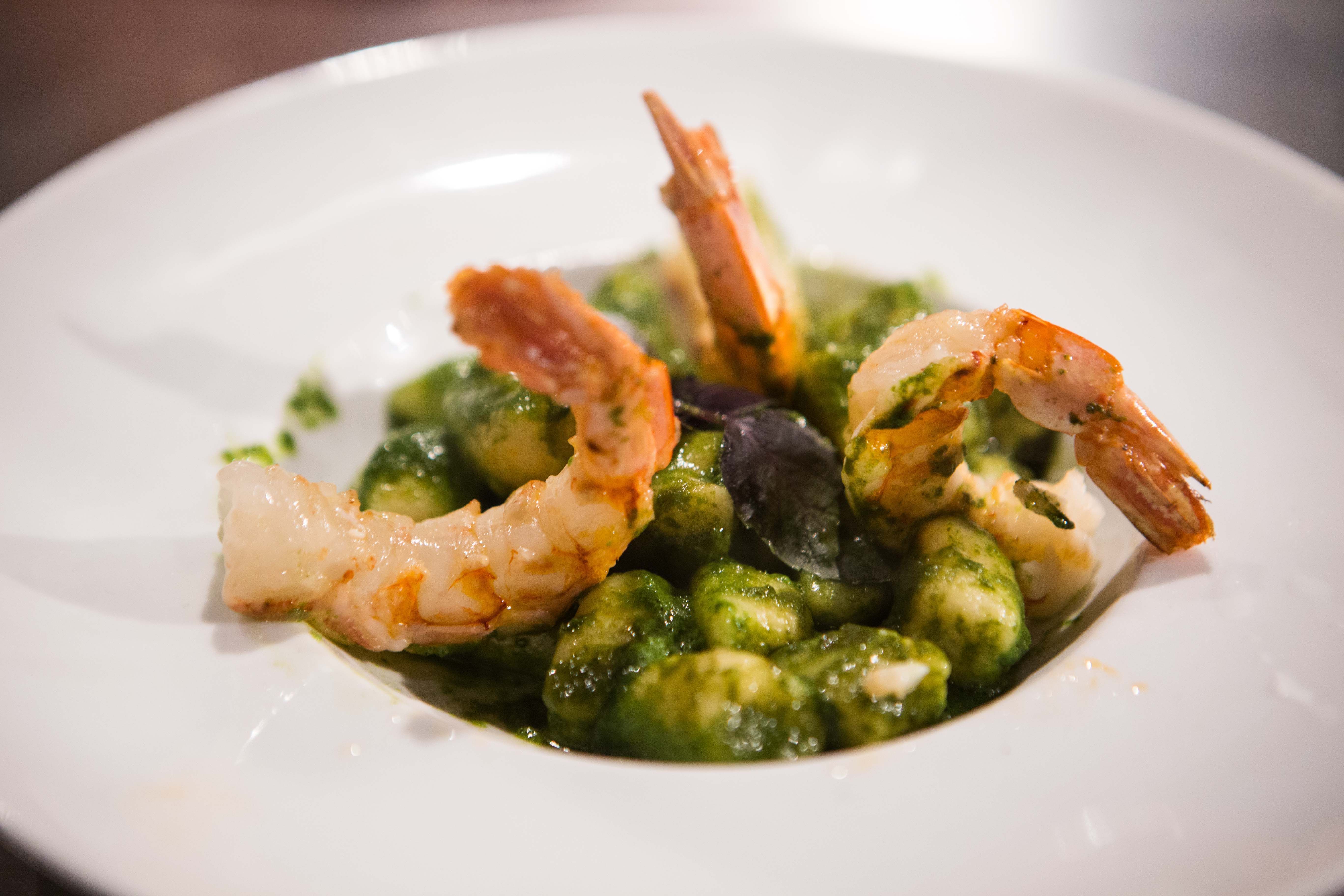 Delicioso Nhoque ao molho Pesto com Camarões