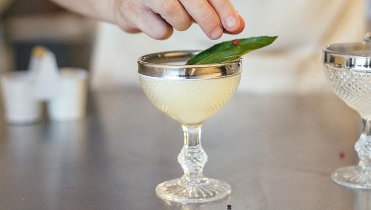 Aprenda a fazer o Savi, um drink diferente de tudo que você já tomou