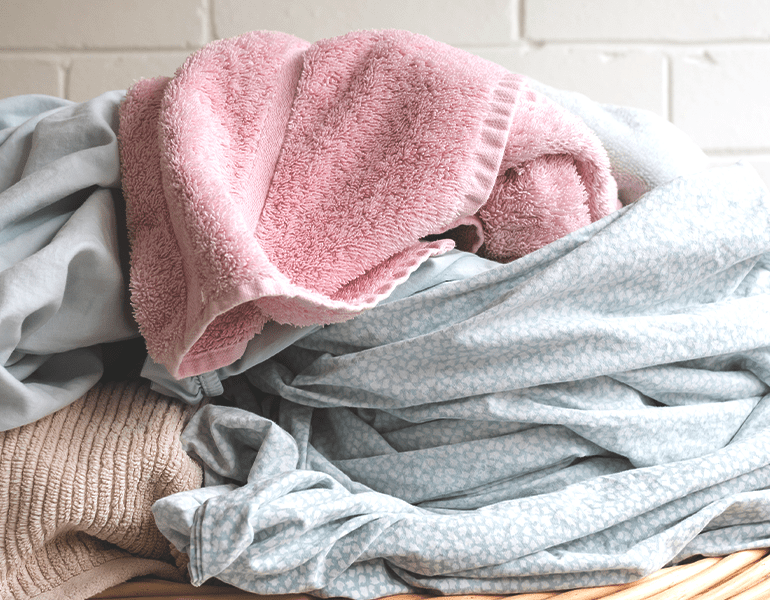 Mitos e verdades: veja como a água quente age na lavagem de suas roupas