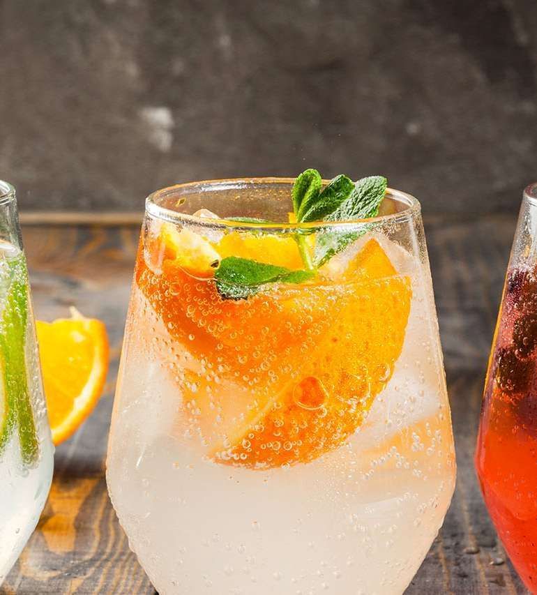 5 drinks com gin: frutas e combinações refrescantes