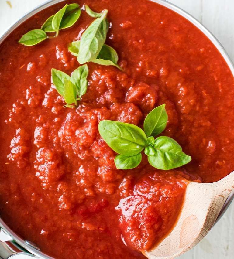Aprenda duas receitas de molho de tomate caseiro