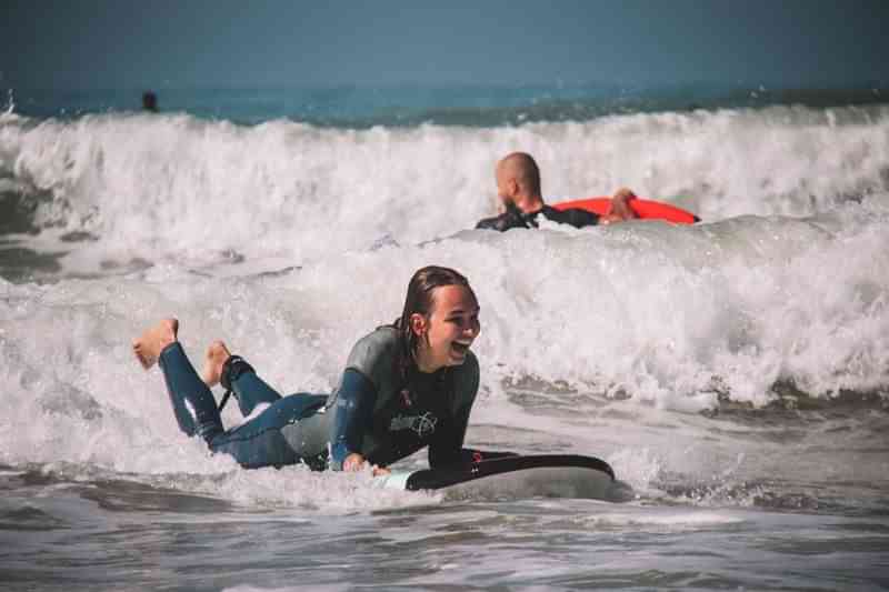 Surfen in de zee met een glimlach op het gezicht.