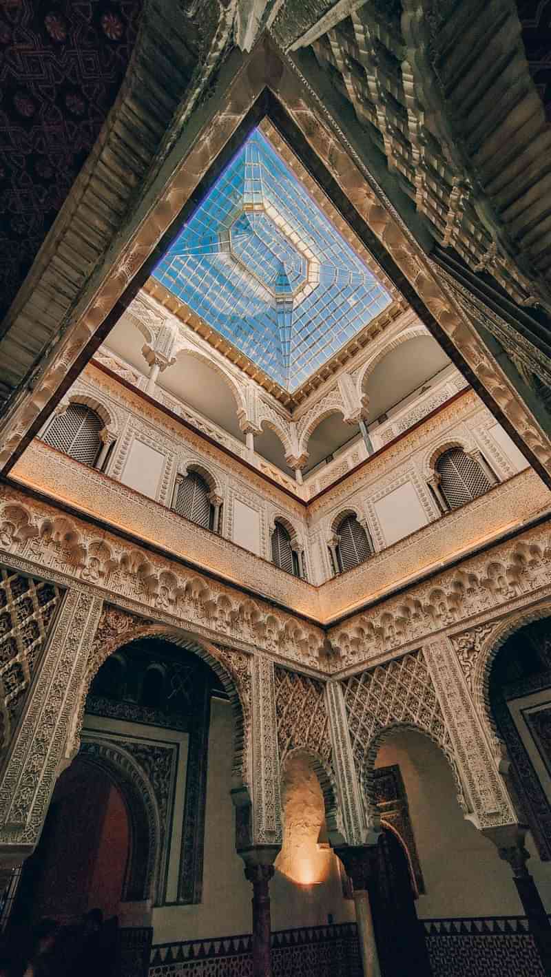 Historisch gebouw met Moorse architectuur; leer Spaans en cultuur in Spanje.