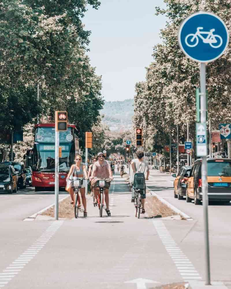 Fietsen in de stad tijdens een taalreis, met openbaar vervoer.