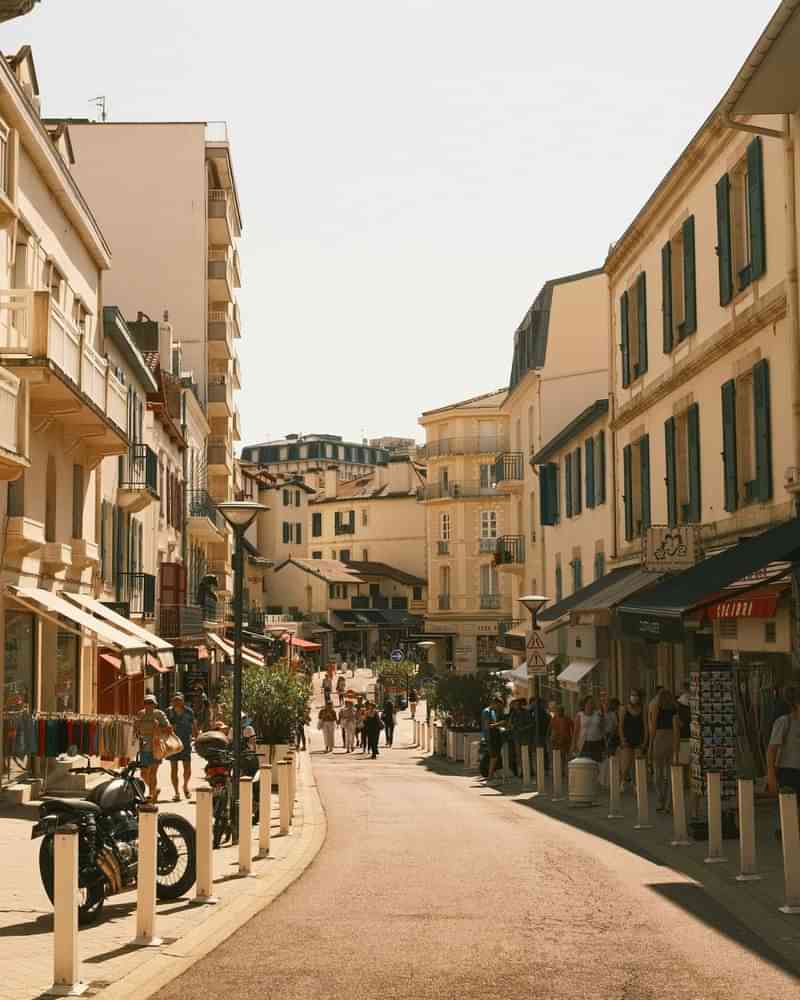 Drukke straat in een Europese stad, ideale locatie voor taalreis immersie.