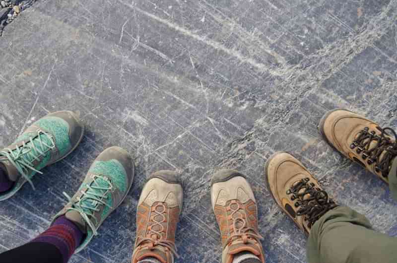 Wandelaars trekken samen op avontuur met stevige wandelschoenen.