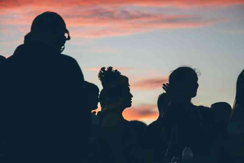 Mensen bij zonsondergang, misschien culturele uitwisseling of taalreisbijeenkomst.