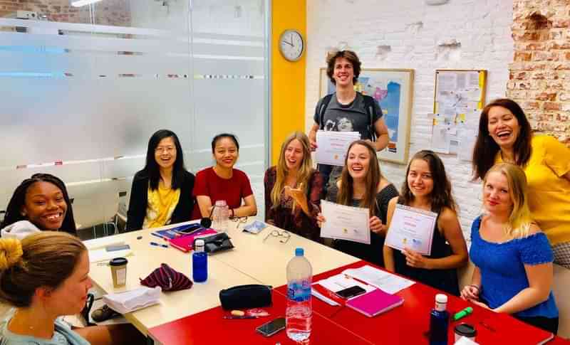 Studenten in een klaslokaal vieren het behalen van certificaten.