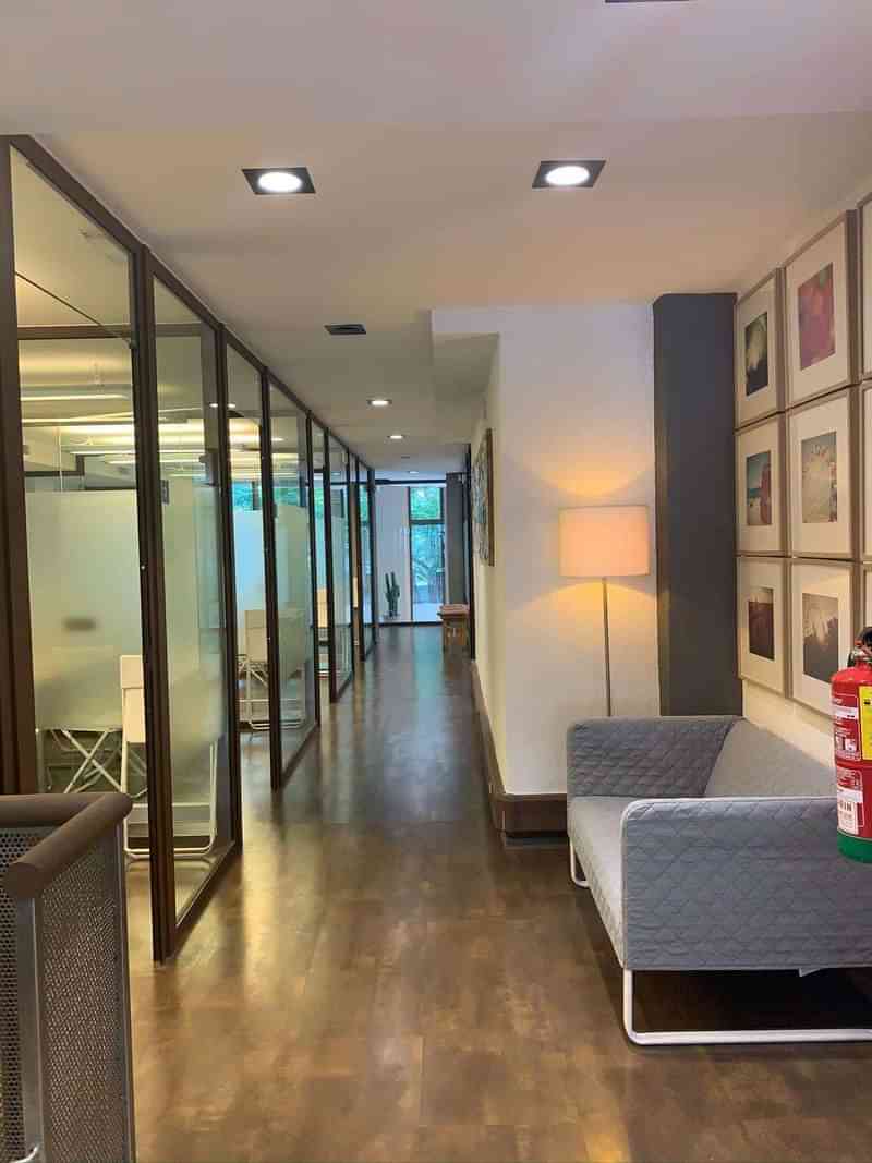 Modern hallway with offices, suitable for language learning or business meetings.