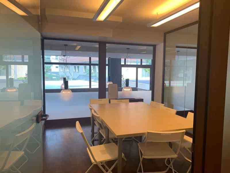 A bright, modern meeting room for language travel groups and discussions.