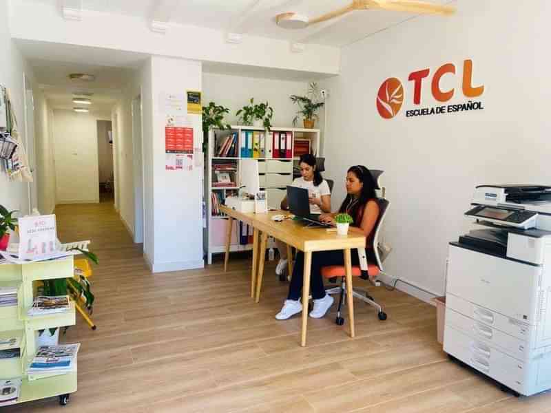 Spaans taalschool kantoor met medewerkers, TCL Escuela de Español.