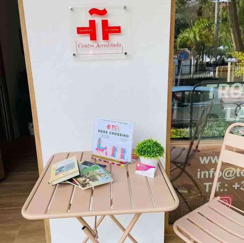 Tafel met boeken bij een taalinstituut voor taalreizen.