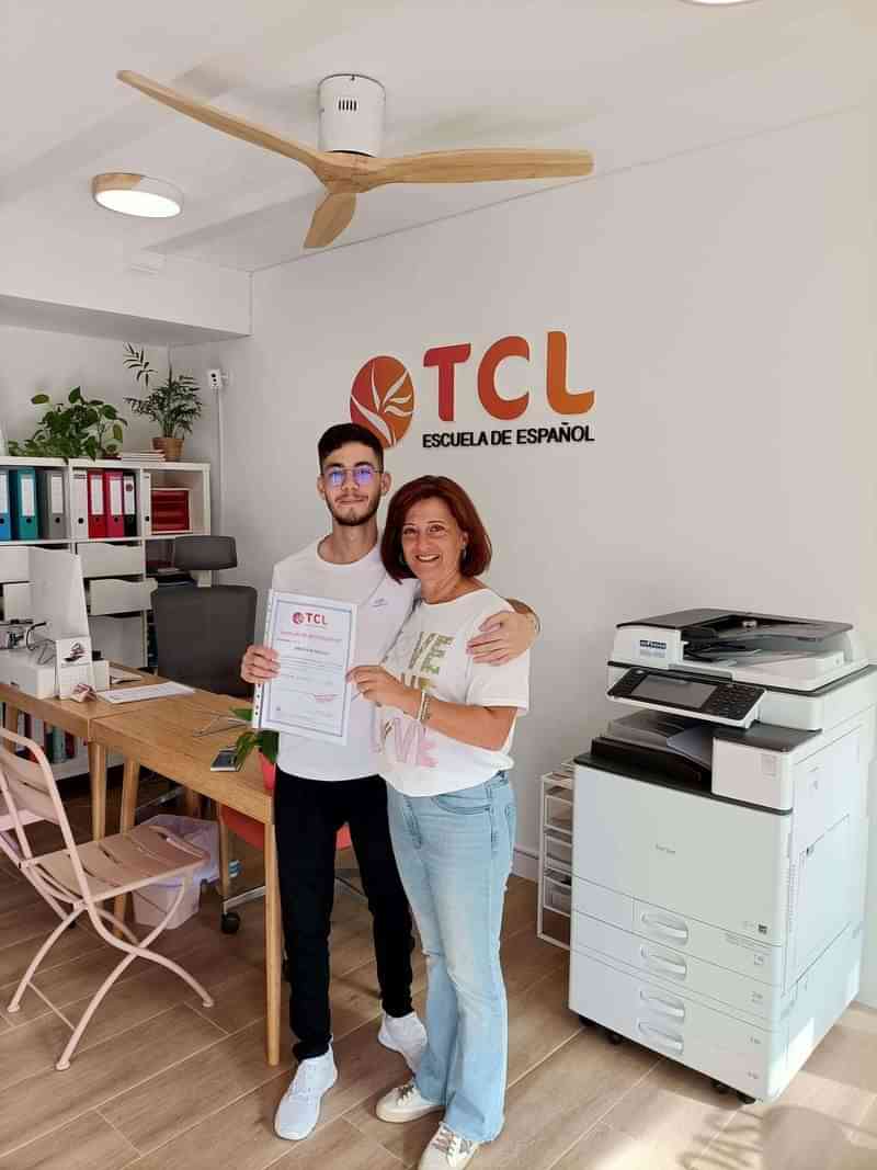 Student ontvangt certificaat bij Spaanse taalschool TCL.