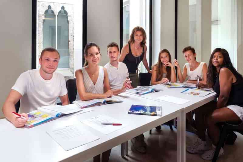 Studenten in een klaslokaal tijdens een taalcursus in het buitenland.